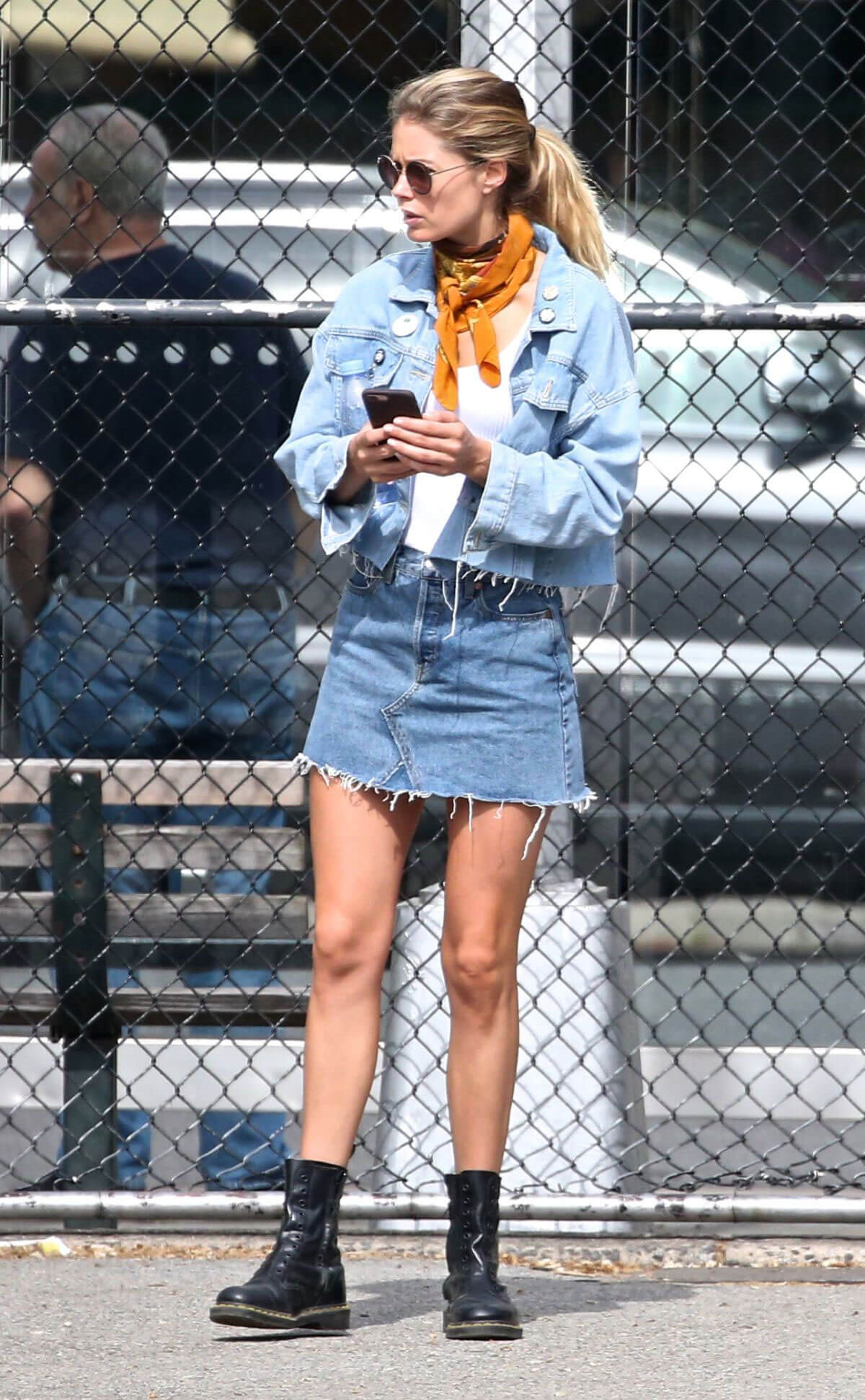 Doutzen Kroes Stills in Denim Skirt at a Park in New York 2018/05/07