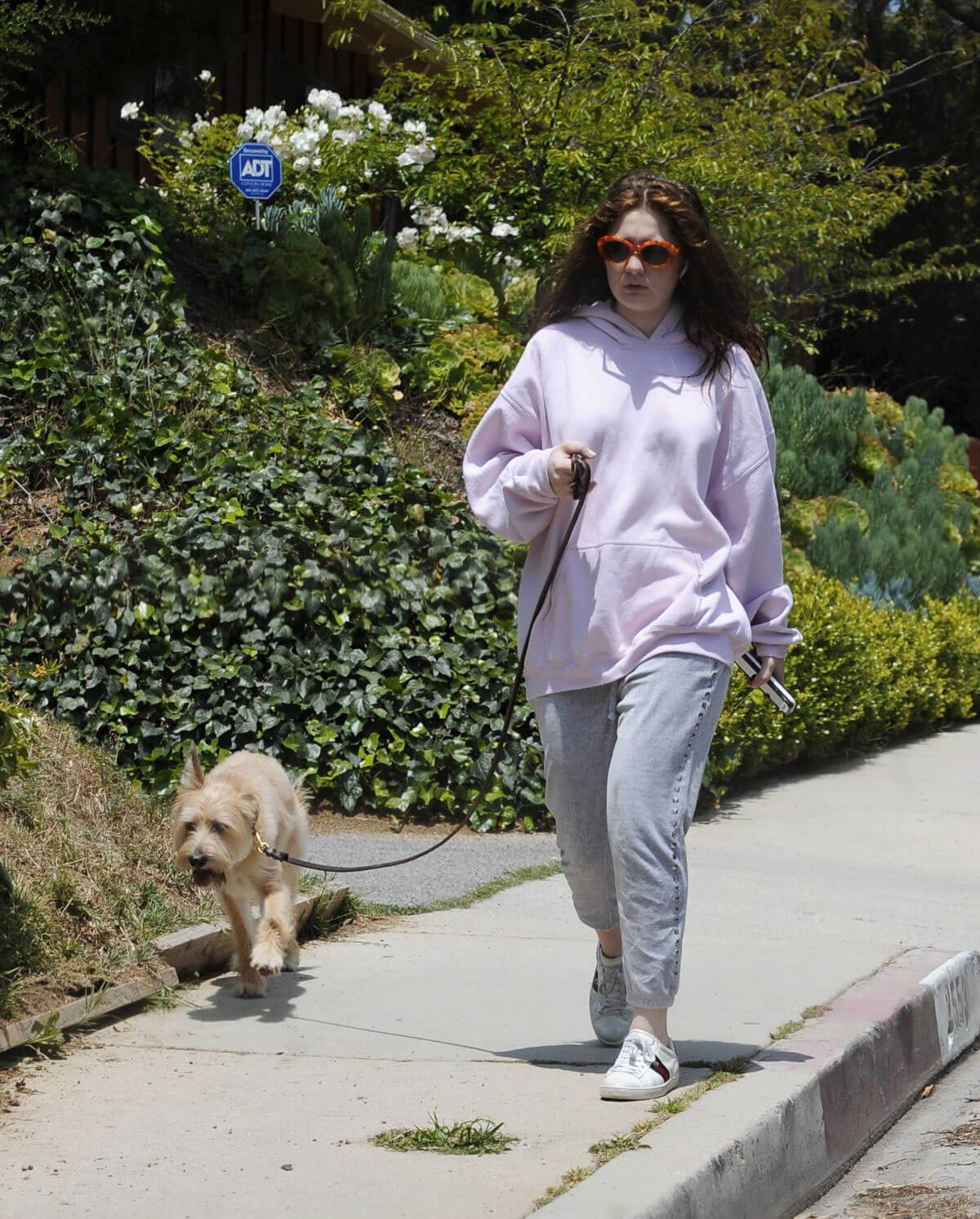 Emma Kenney Out with Her Dog in Los Angeles 2018/05/27