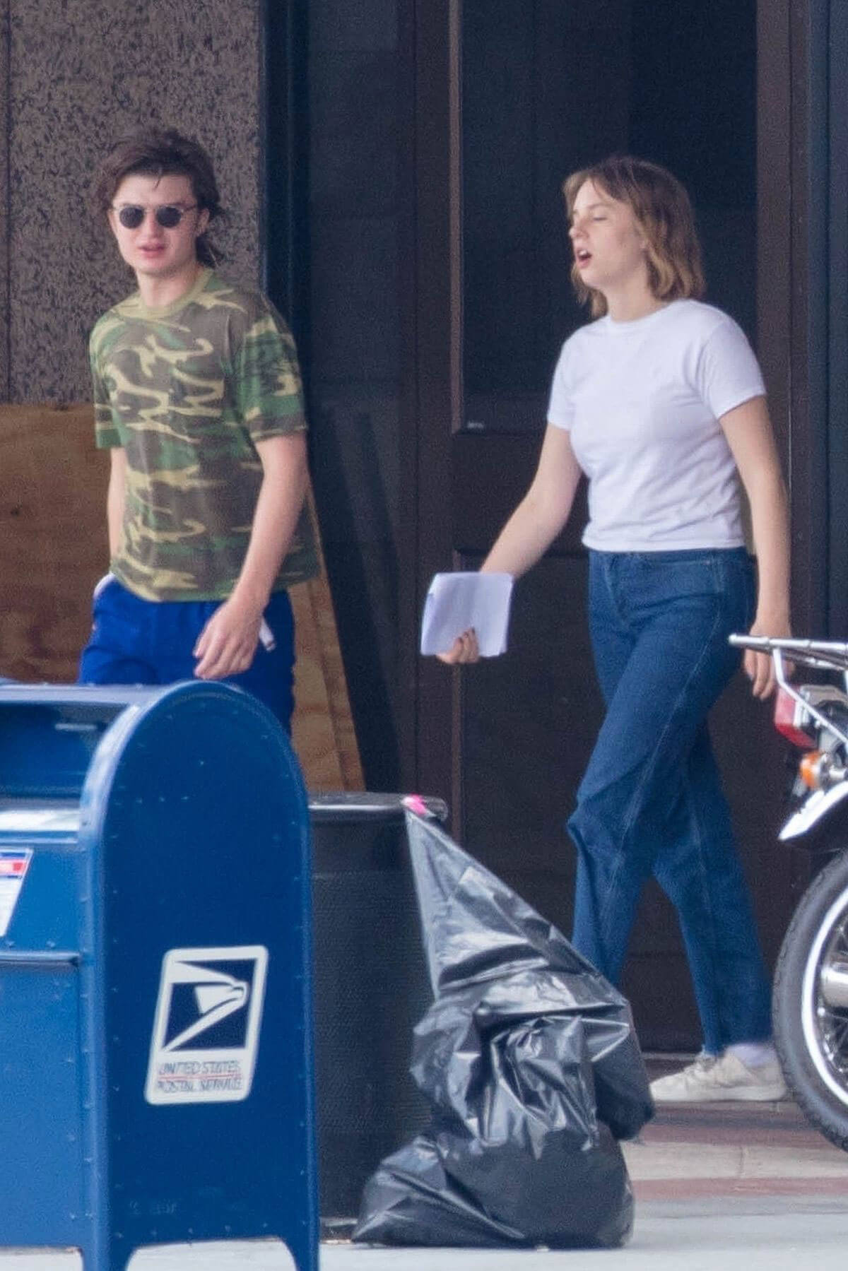 Maya Hawke and Joe Keery Stills on the Set of Stranger Things in Duluth 2018/05/18