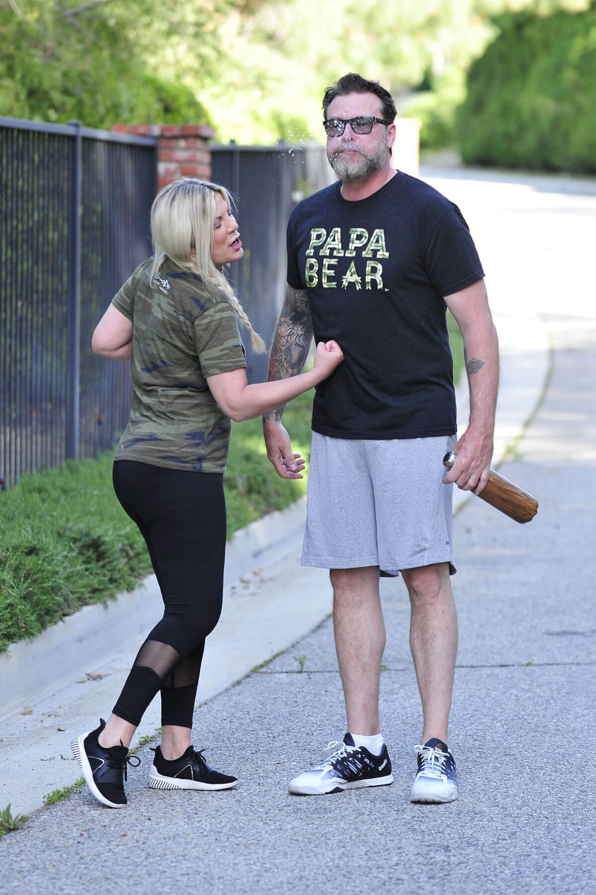 Tori Spelling and Dean McDermott Stills Out for a Power Walk in Los Angeles 2018/04/25