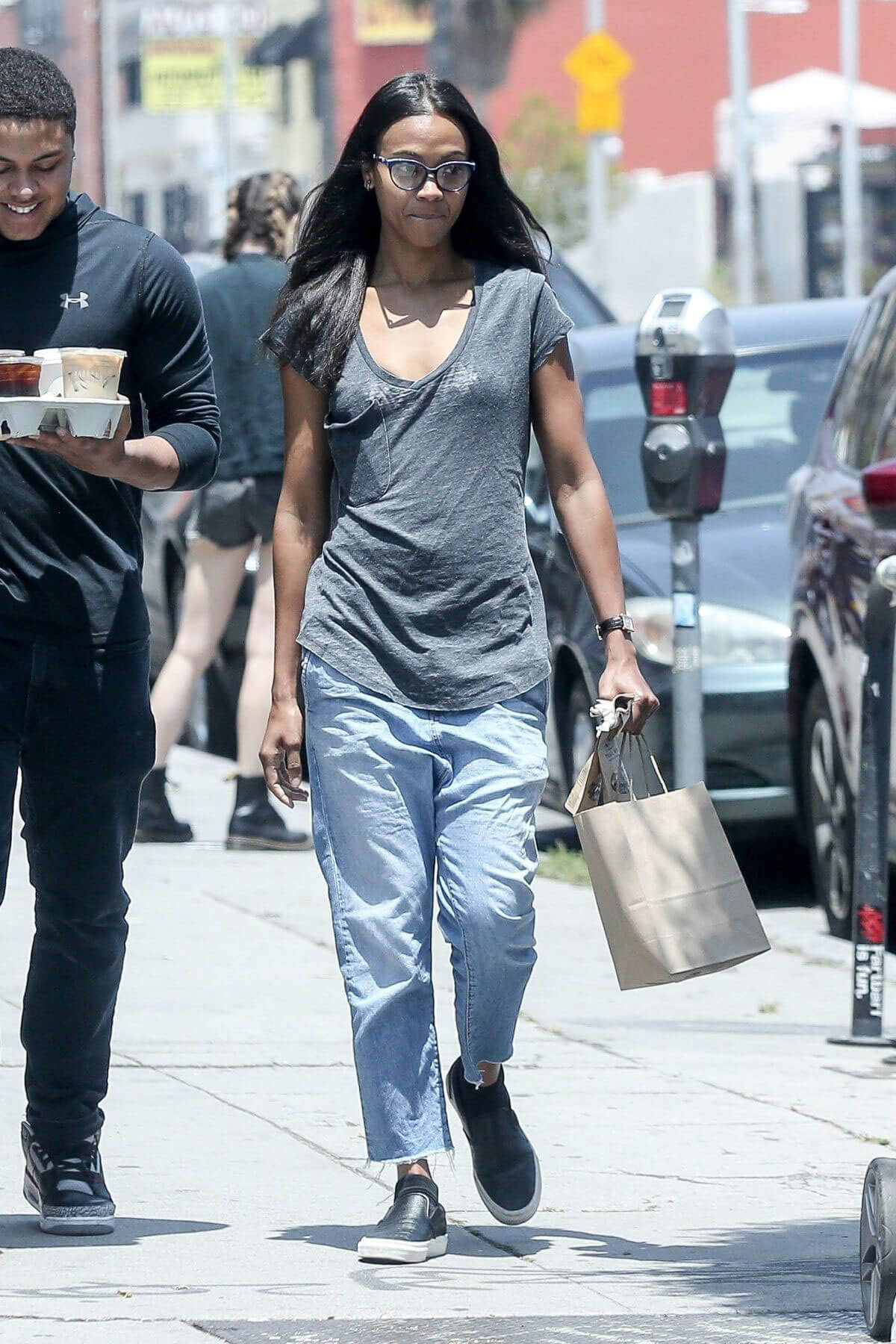 Zoe Saldana in Jeans Out for Coffee in Los Angeles 2018/05/28