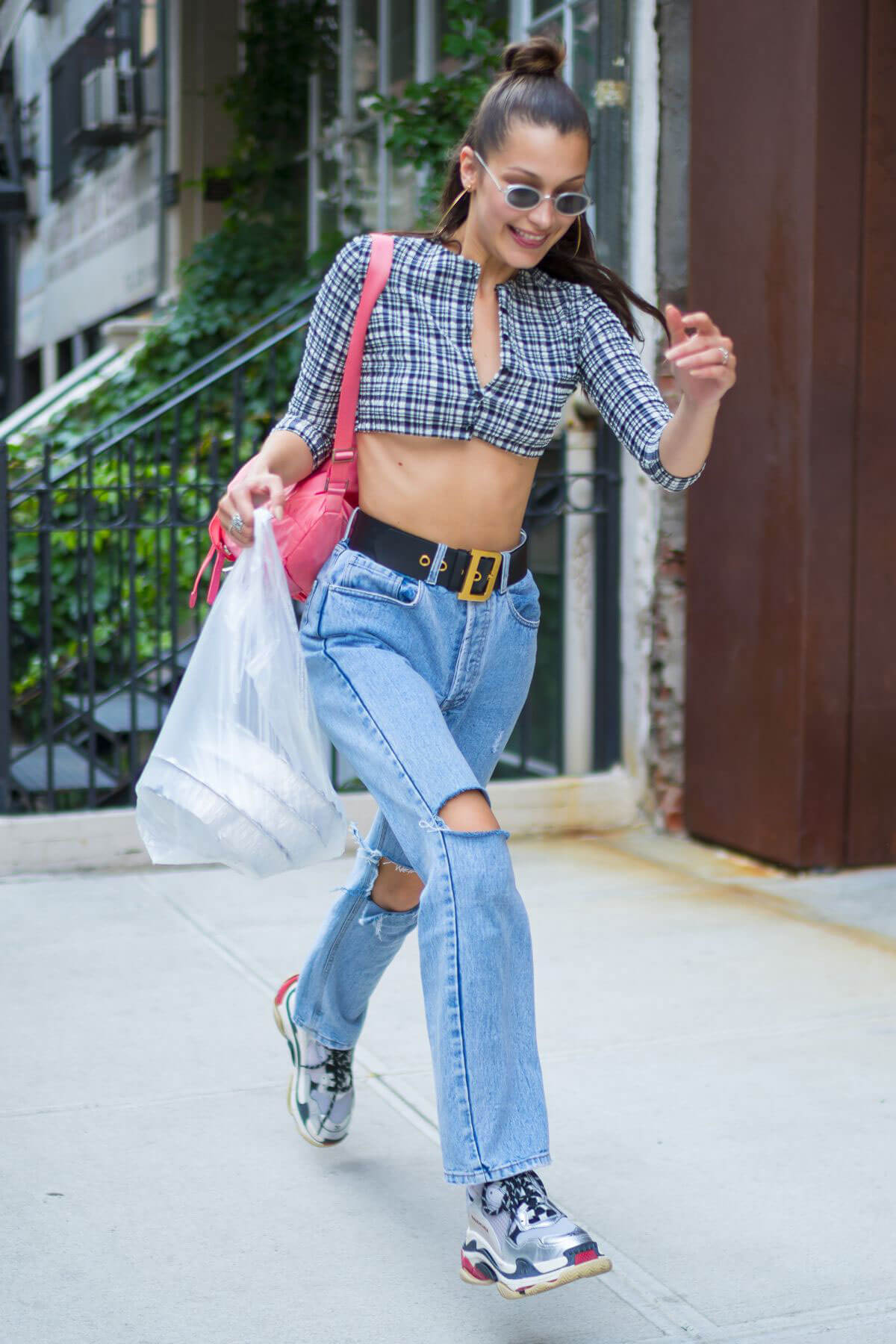 Bella Hadid in Ripped Jeans Out in New York 2018/06/02