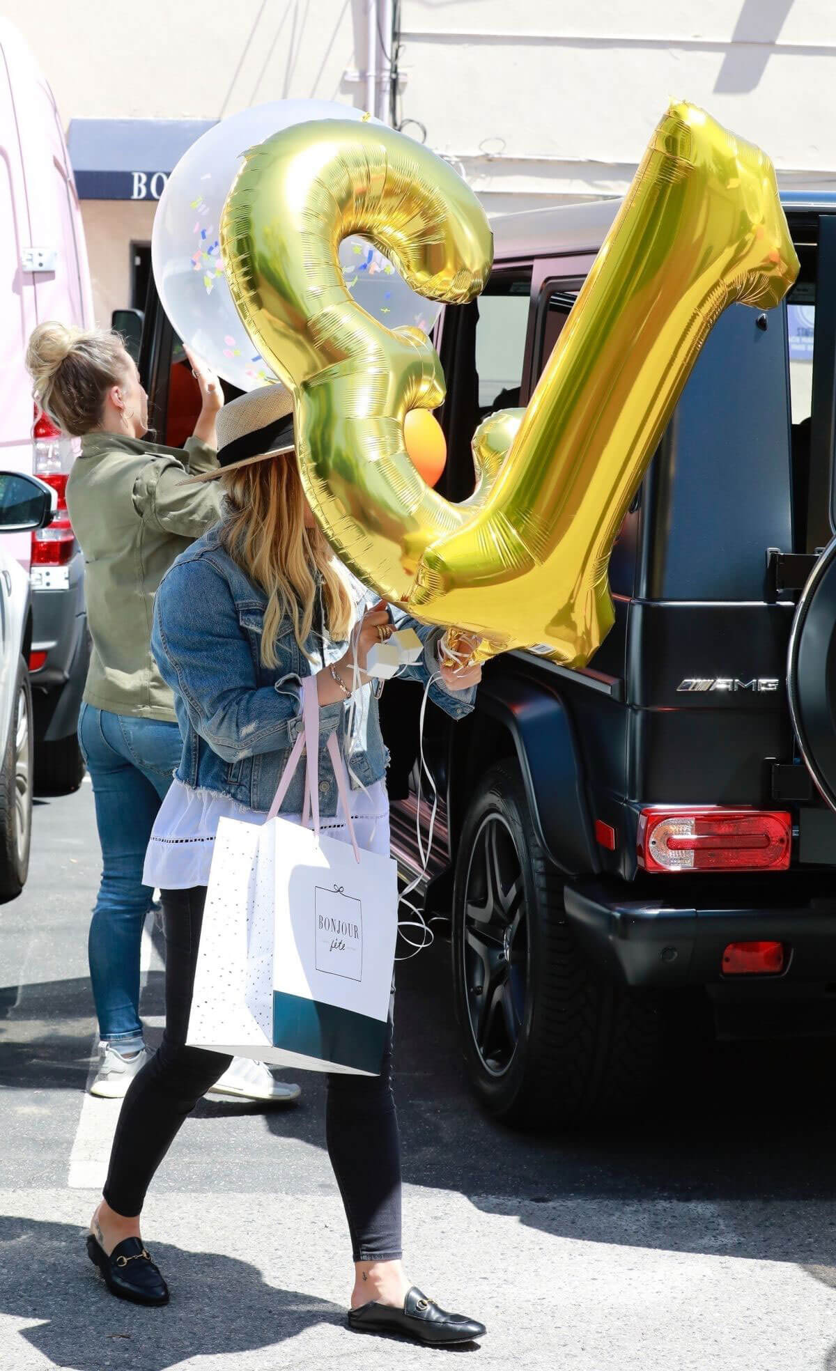 Hilary Duff Picks up Balloons and Party Supplies at Bonjour Fete in Studio City 2018/06/02