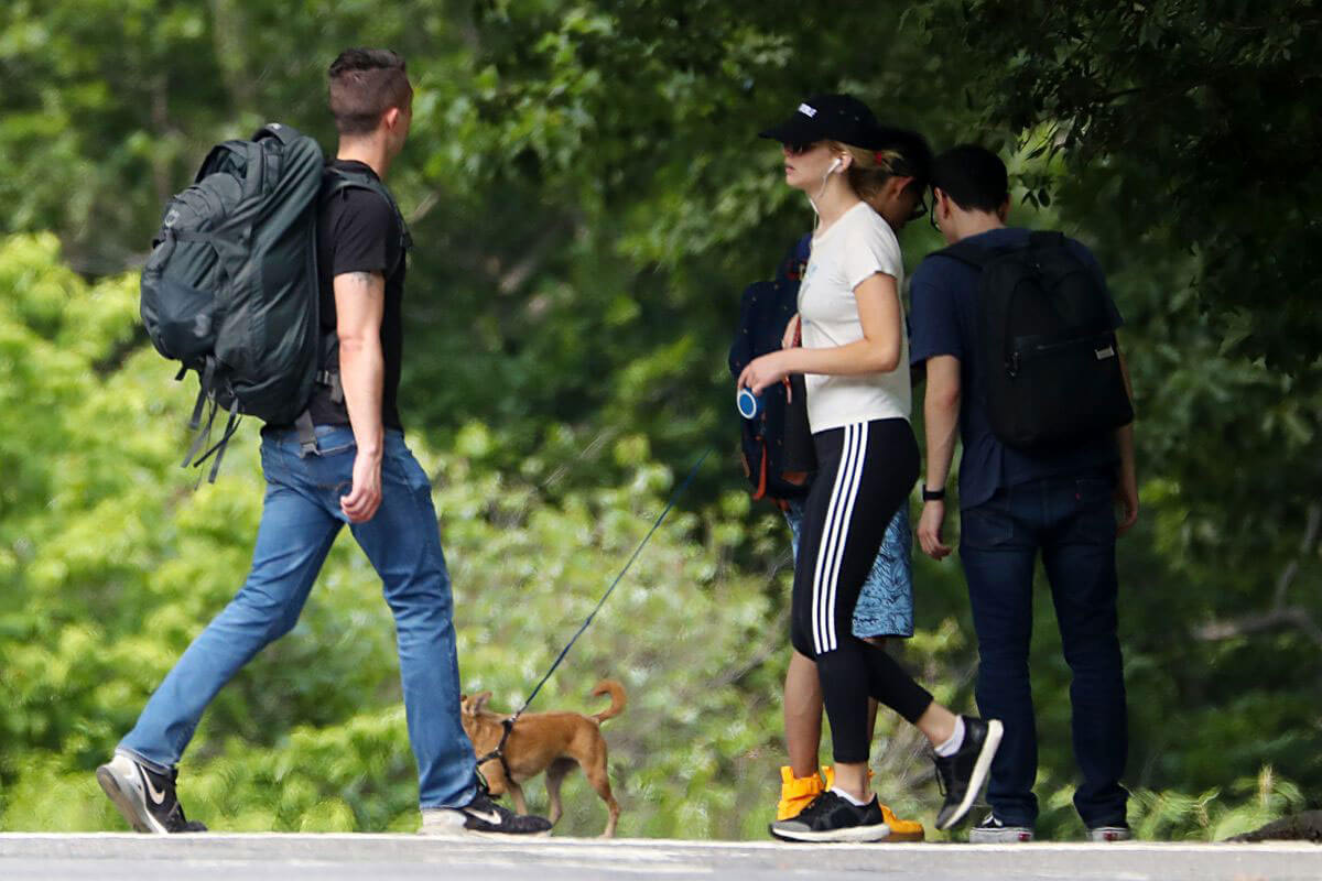 Jennifer Lawrence Out wih Her Dog in Central Park in New York 2018/06/10