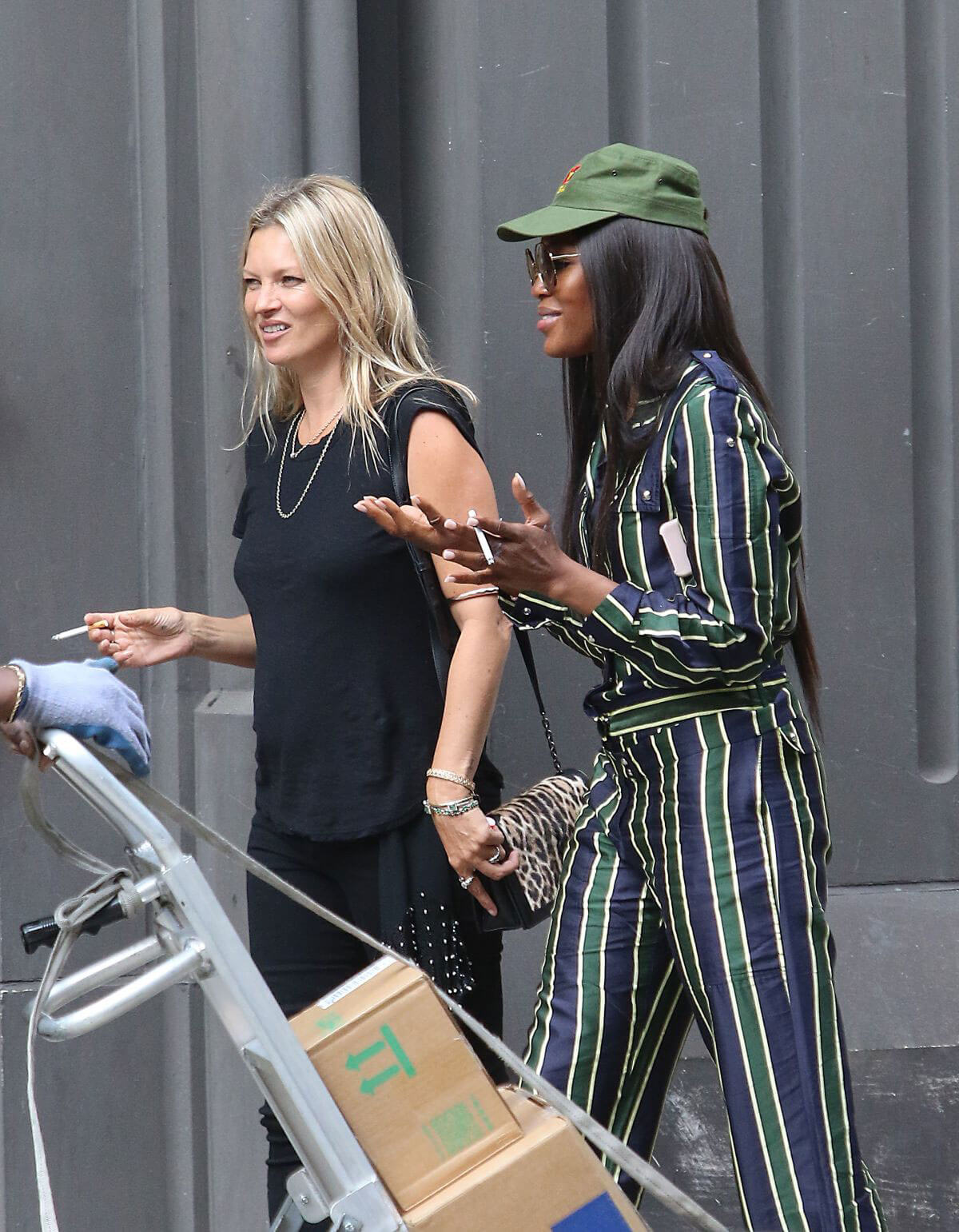 Kate Moss and Naomi Campbell Take in a Smoke in New York 2018/06/07