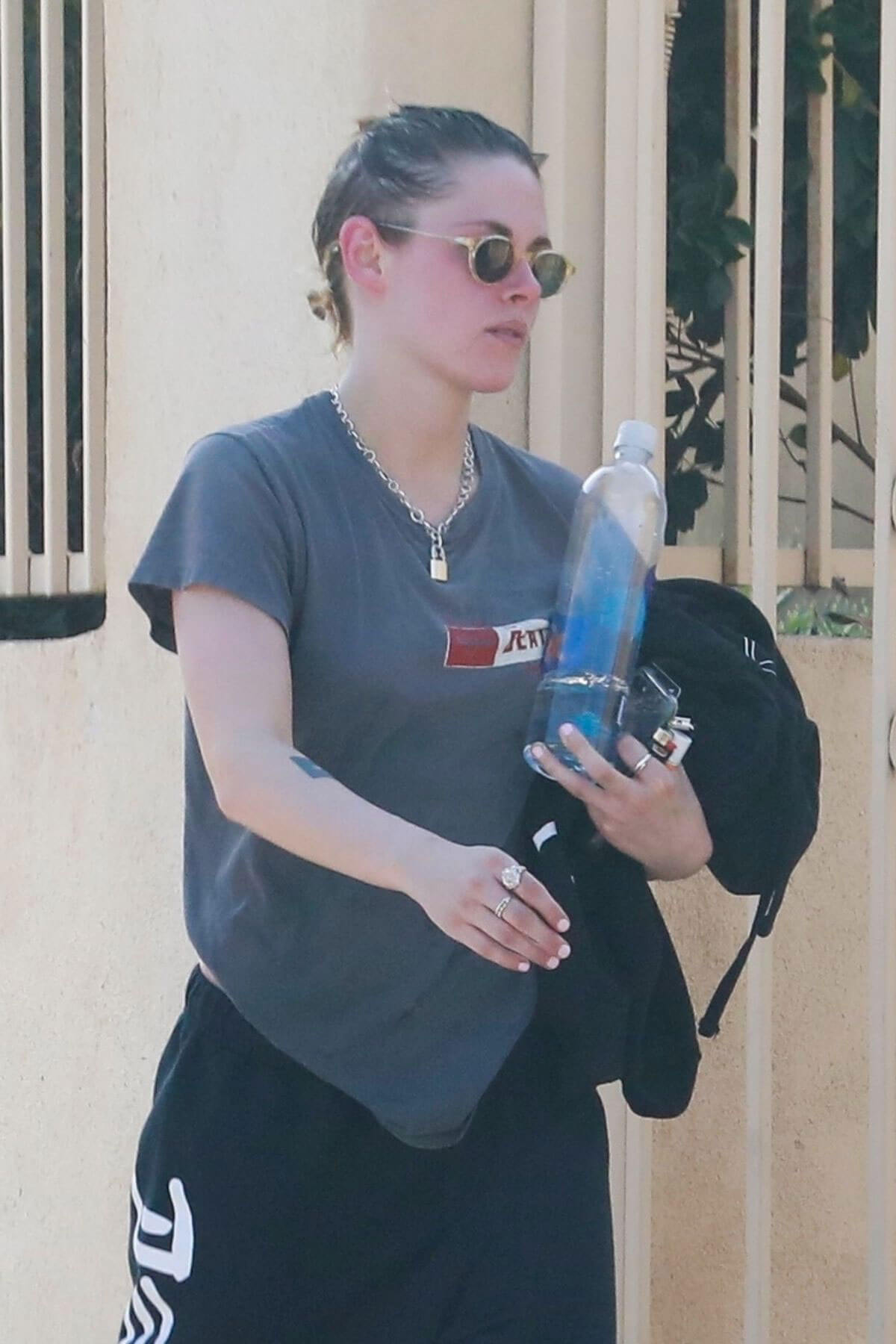 Kristen Stewart Leaves a Spa in Los Angeles 2018/06/04