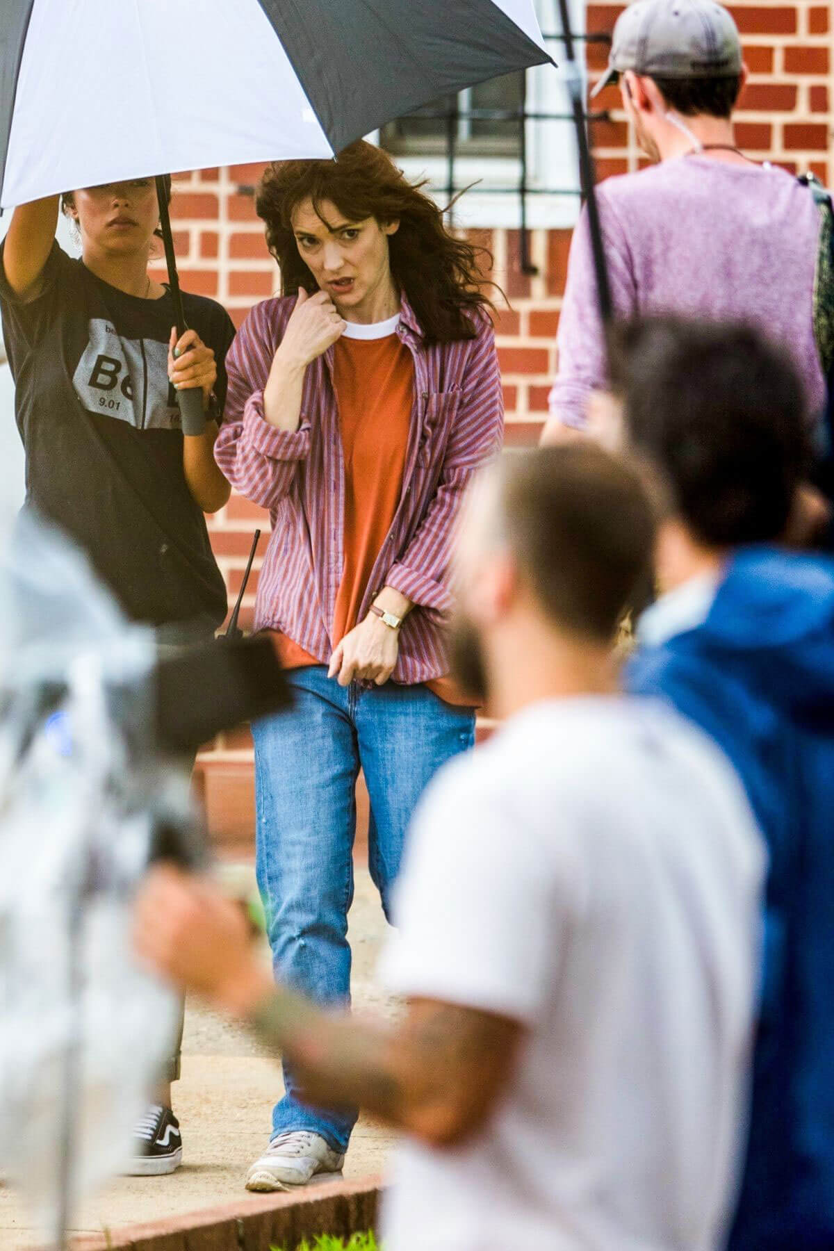 Winona Ryder on the set of stranger things in-atlanta 2018/06/11