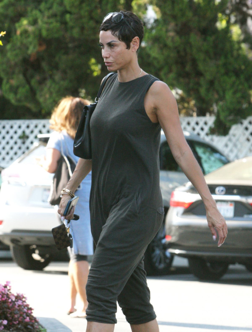 Nicole Murphy Shopping at Bristol Farms in Beverly Hills 2018/05/14 8