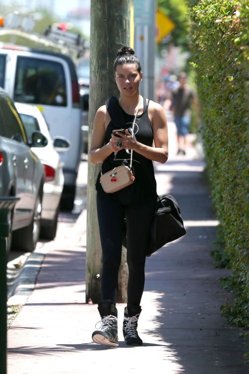 Adriana Lima Leaves a Gym in Miami 2018/08/28 4