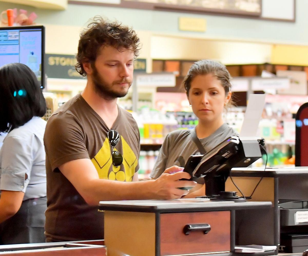 Anna Kendrick Shopping for Groceries in Los Angeles 2018/08/14