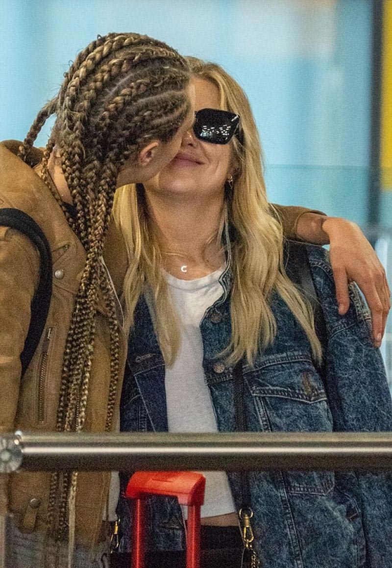 Cara Delevingne and Ashley Benson at Heathrow Airport in London 2018/08/13