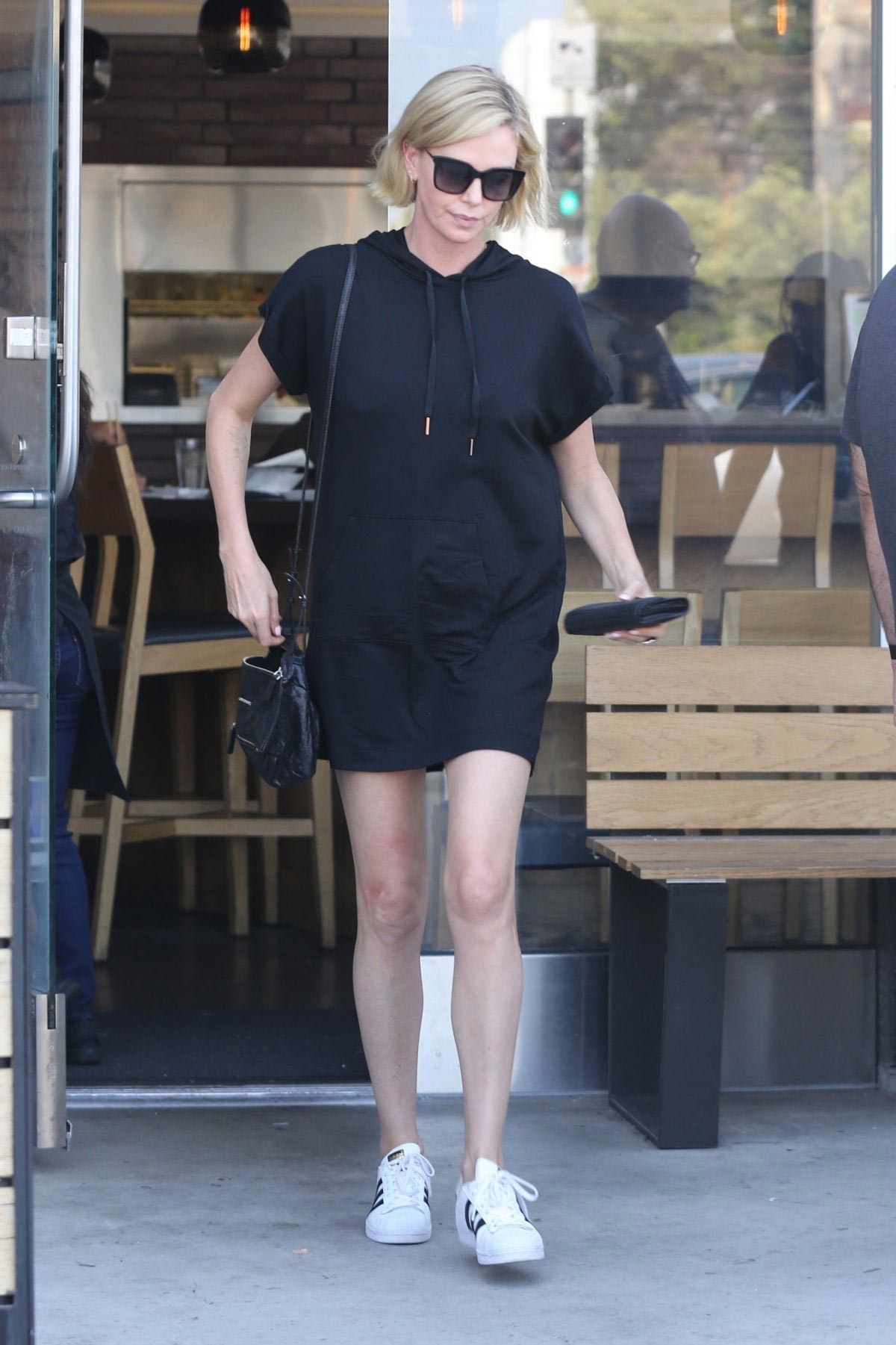 Charlize Theron Out and About in Los Angeles 2018/08/12