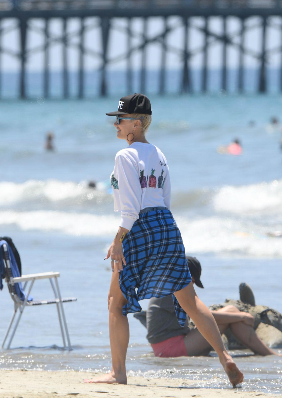 Gwen Stefani at a Beach in Los Angeles 2018/08/15