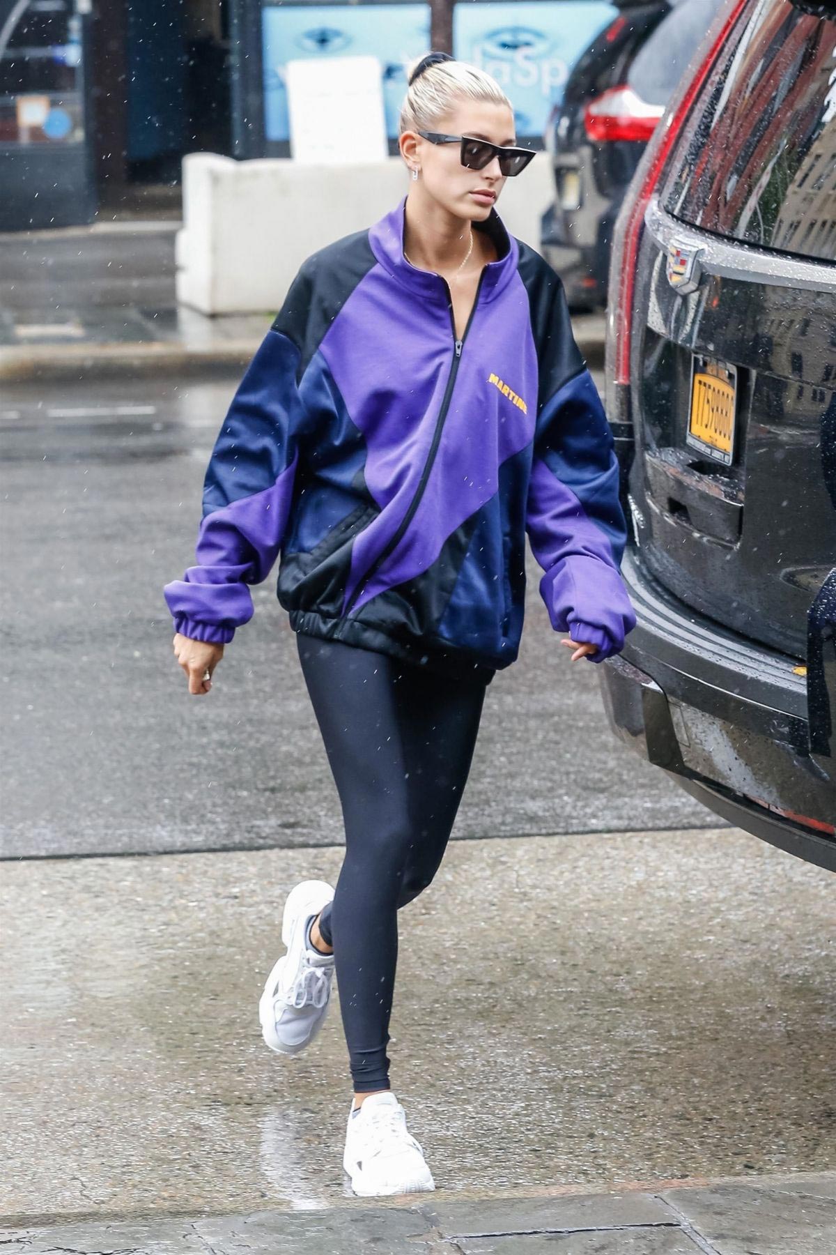 Hailey Baldwin Leaves Starbucks in New York 2018/08/13