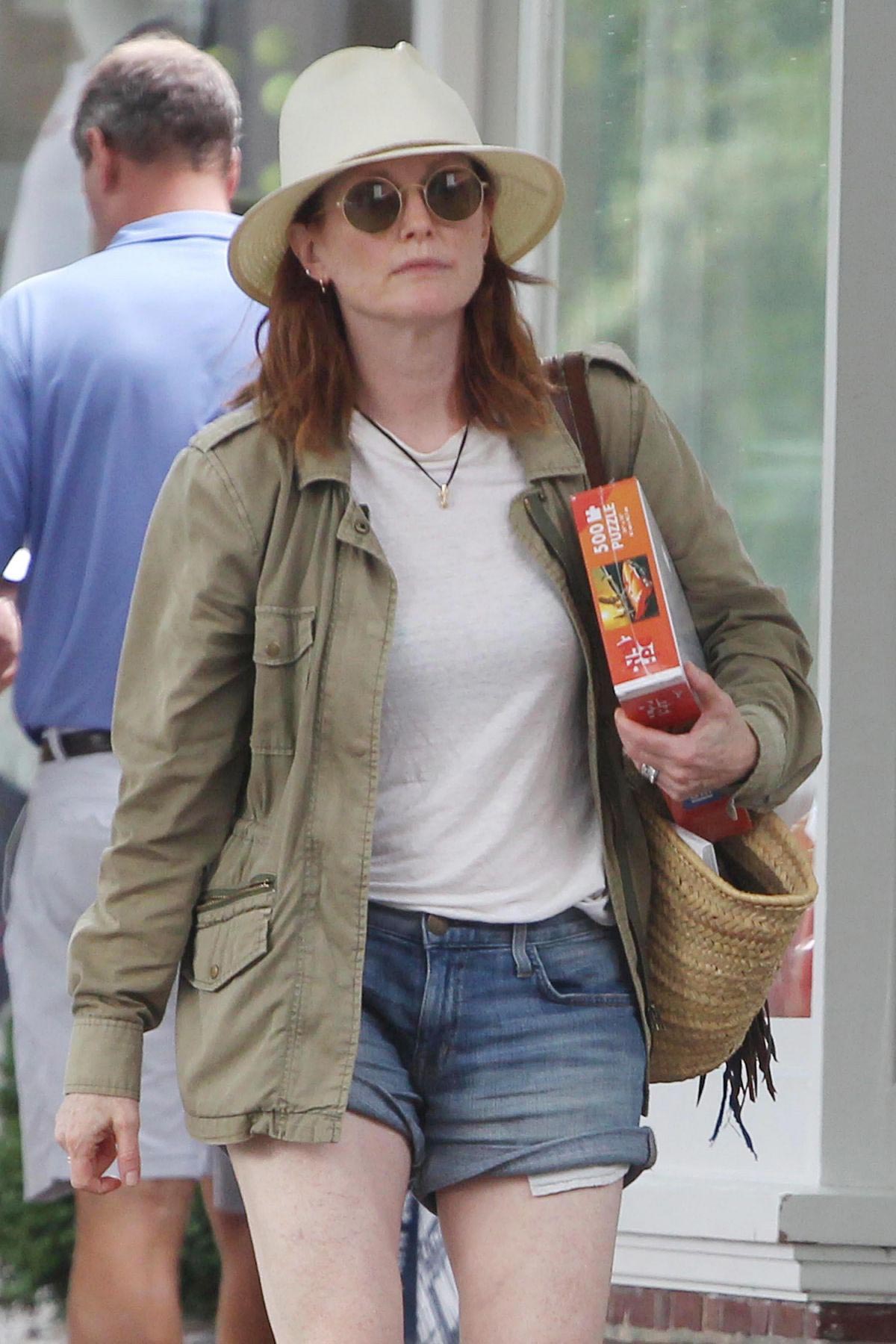 Julianne Moore Out Shopping in New York 2018/08/22