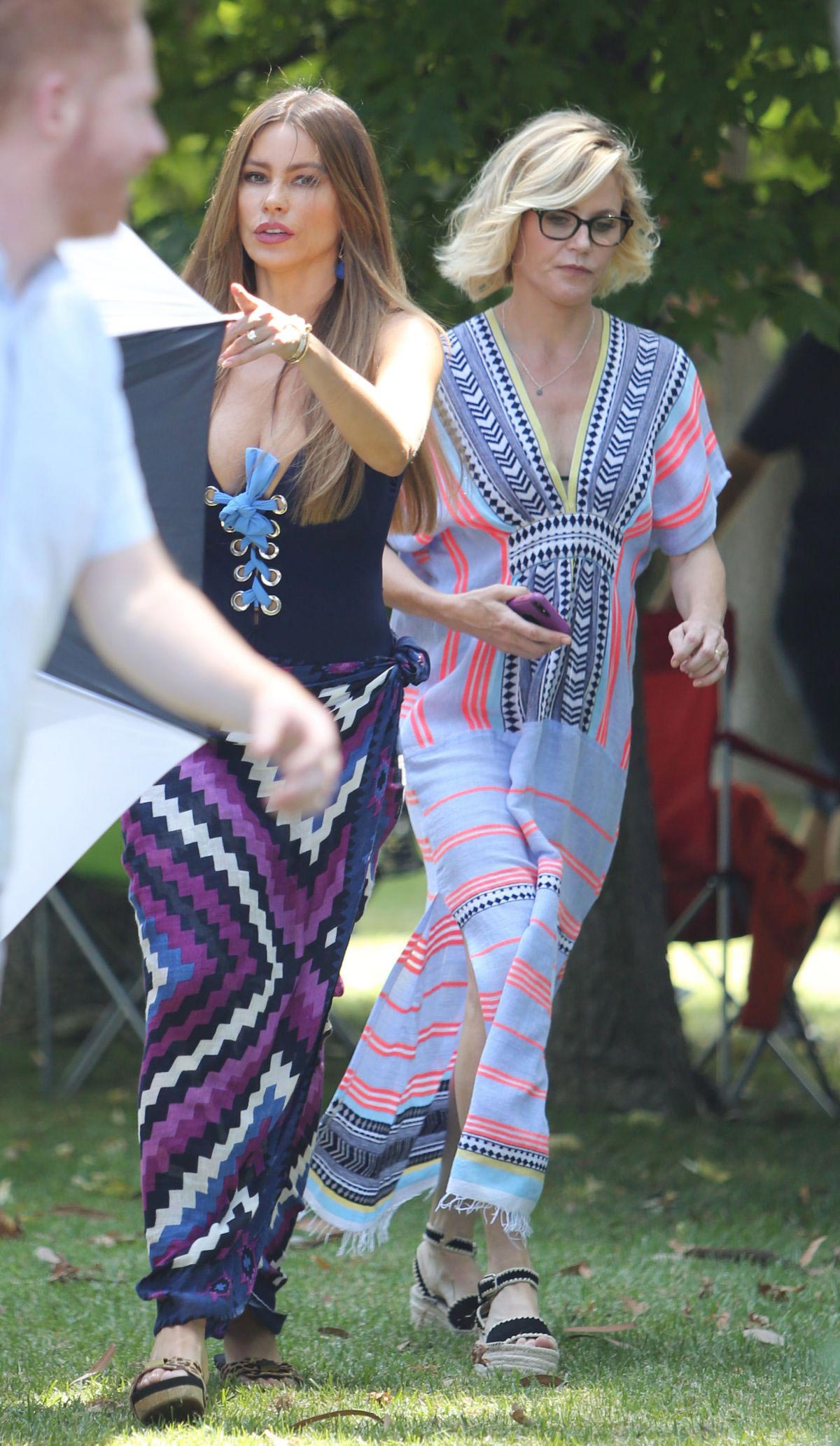 Julie Bowen and Sofia Vergara on The Set of Modern Family in Brentwood 2018/08/16