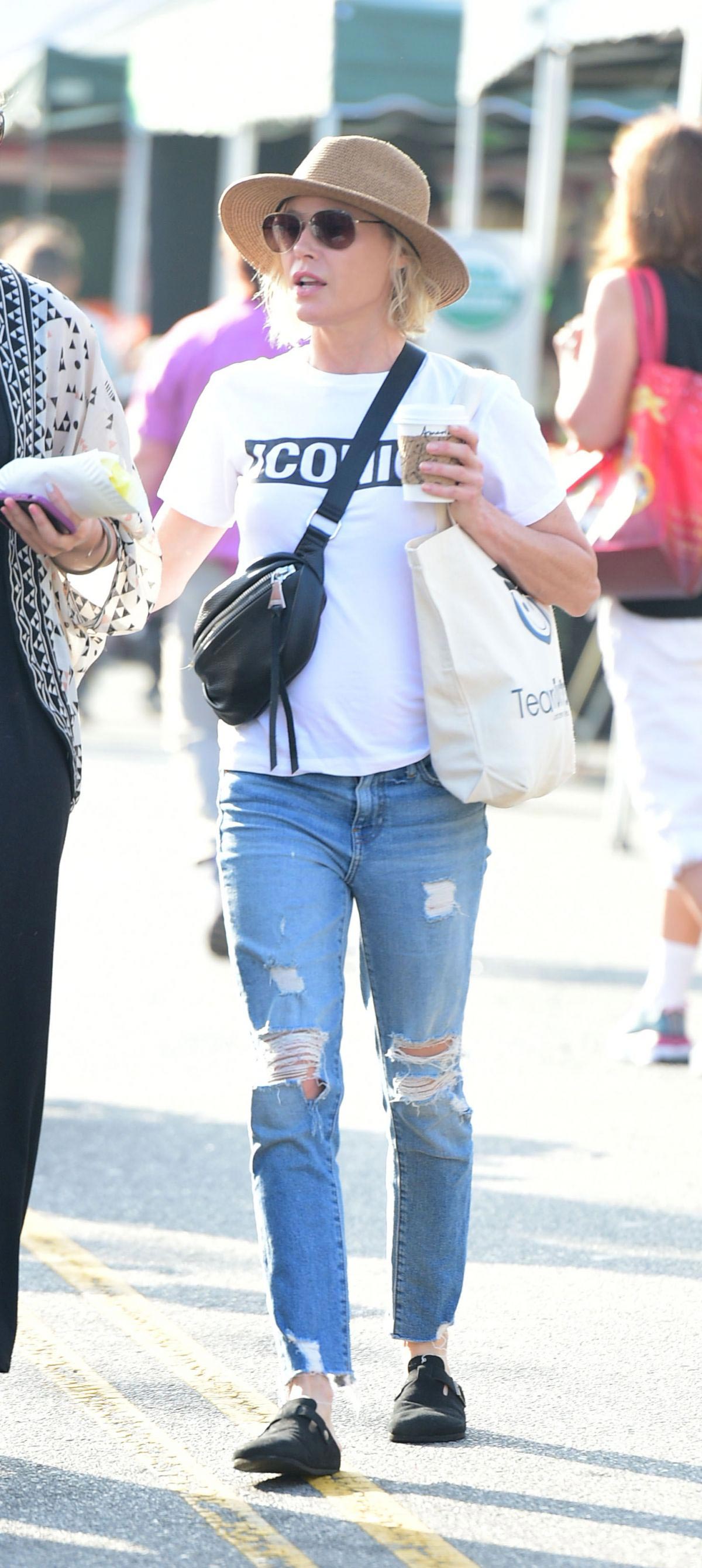 Julie Bowen at Farmers Market in Los Angeles 2018/08/19