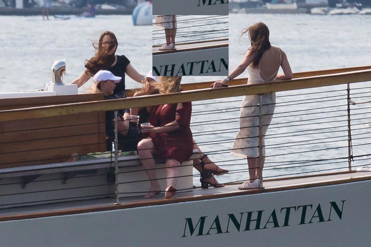 Karlie Kloss Out for a Boat Ride in New York 2018/08/16