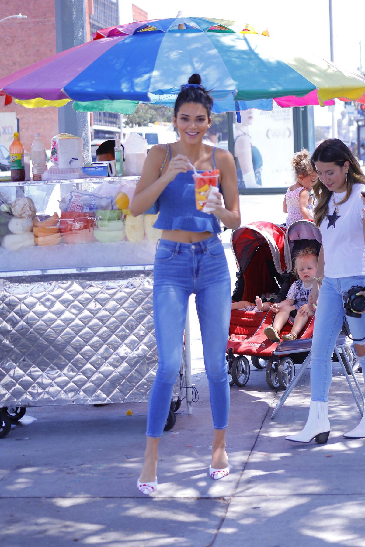 Kendall Jenner in Jeans Out in Los Angeles 2018/08/21