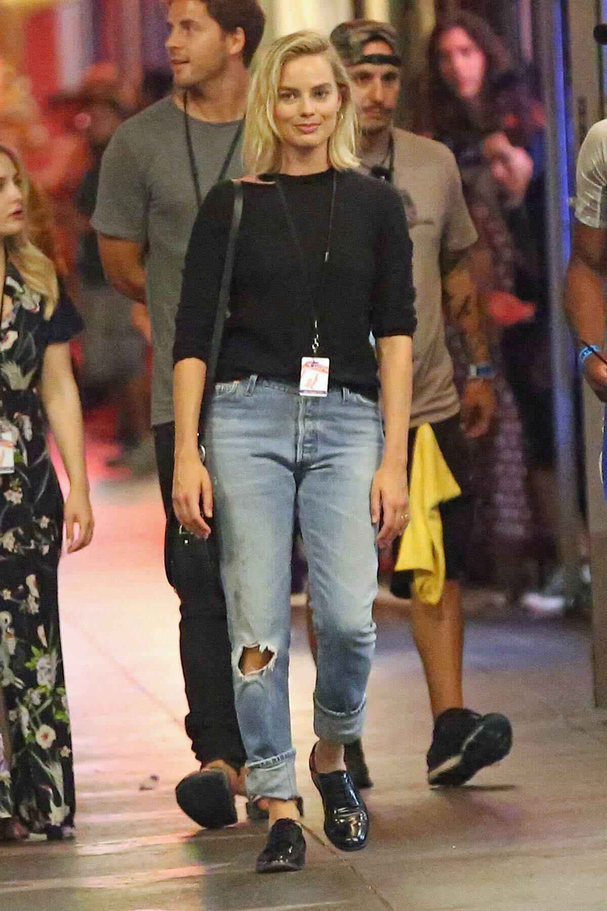 Margot Robbie Arrives on The Set of Once Upon A Time in Hollywood 2018/07/25