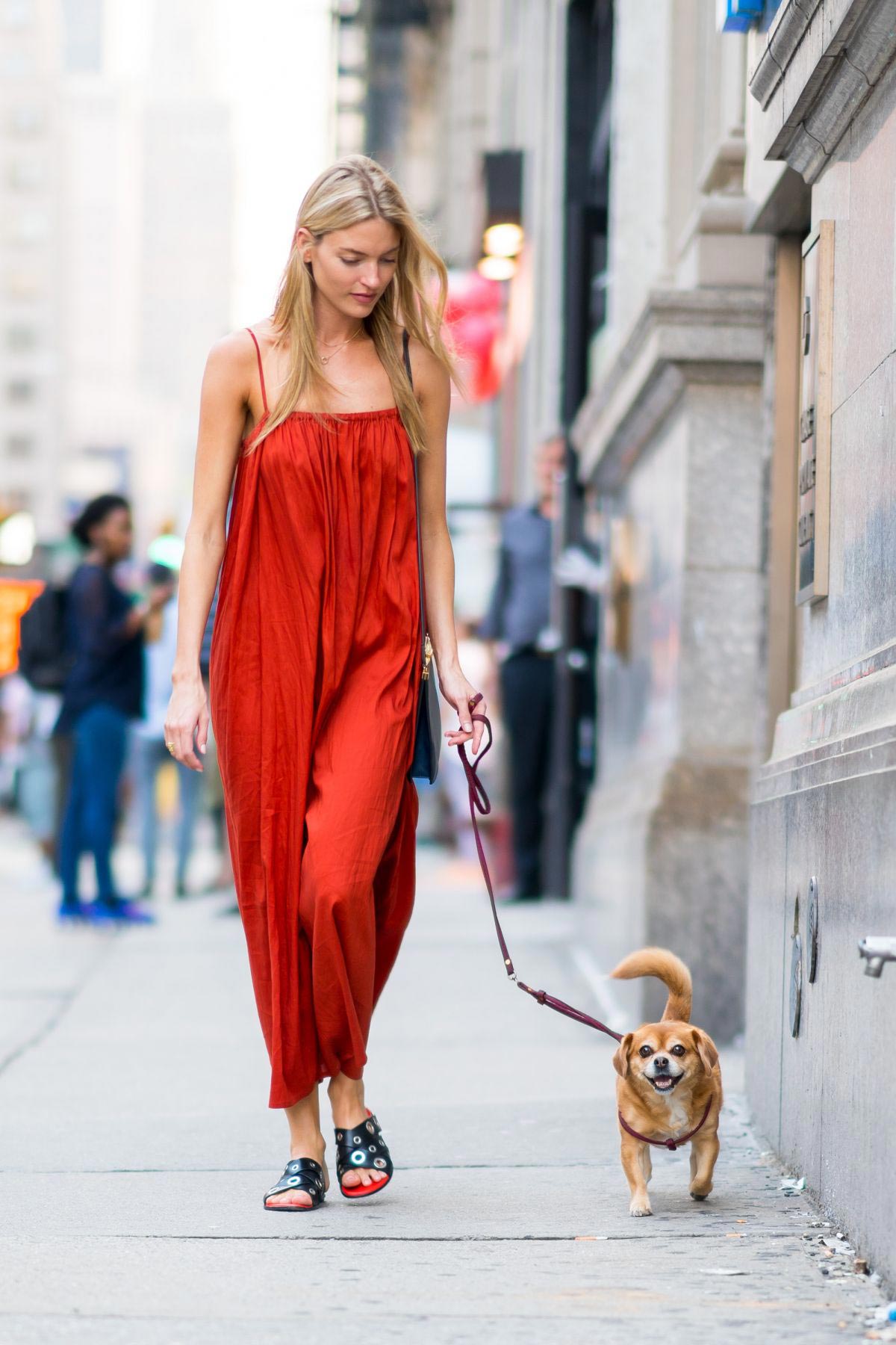 Martha Hunt Out Walks Her Dog in New York 2018/08/16