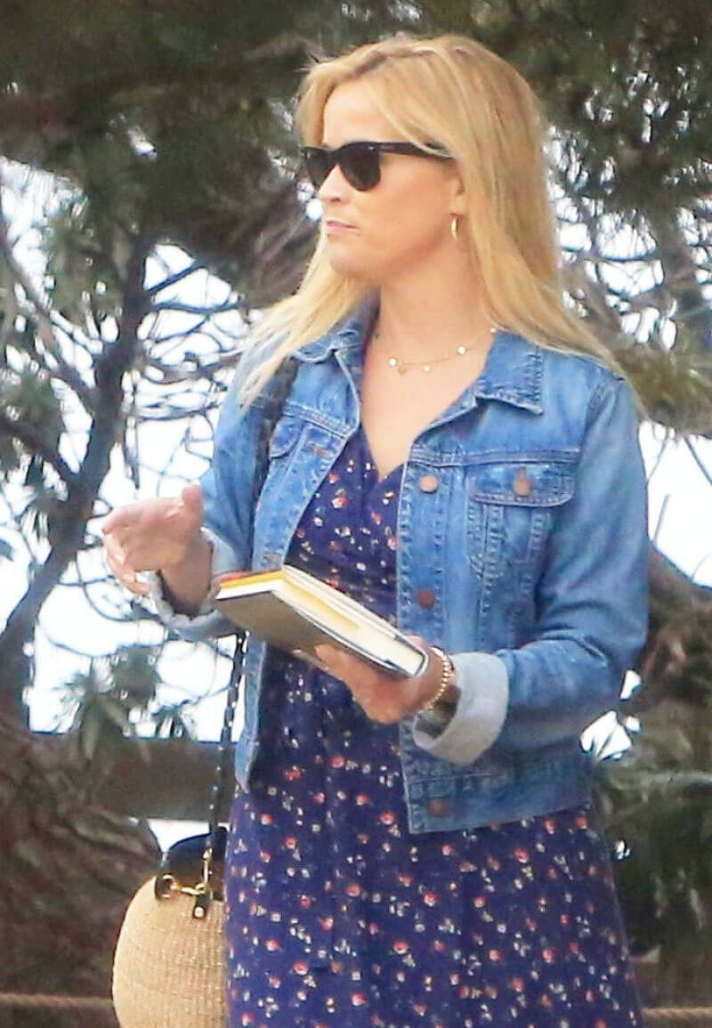 Reese Witherspoon in Denim Jacket Out in Santa Monica 2018/07/26