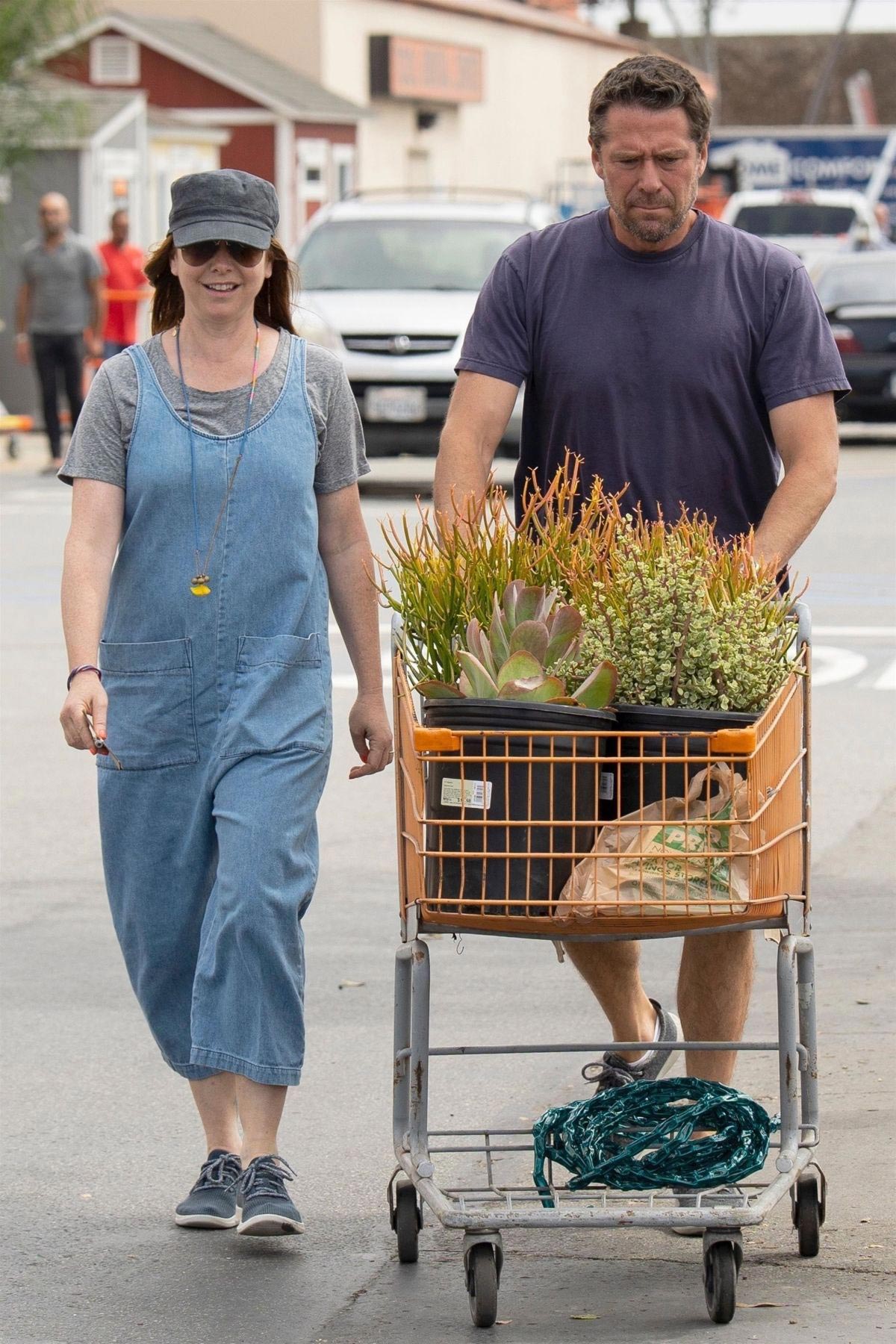 Alyson Hannigan Shopping for Flowers in Los Angeles 2018/09/02