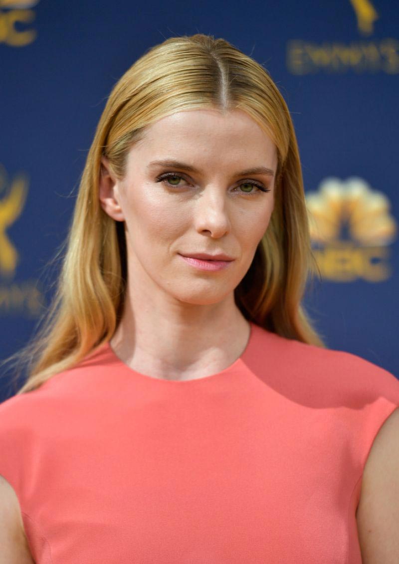 Betty Gilpin at Emmy Awards 2018 in Los Angeles 2018/09/17