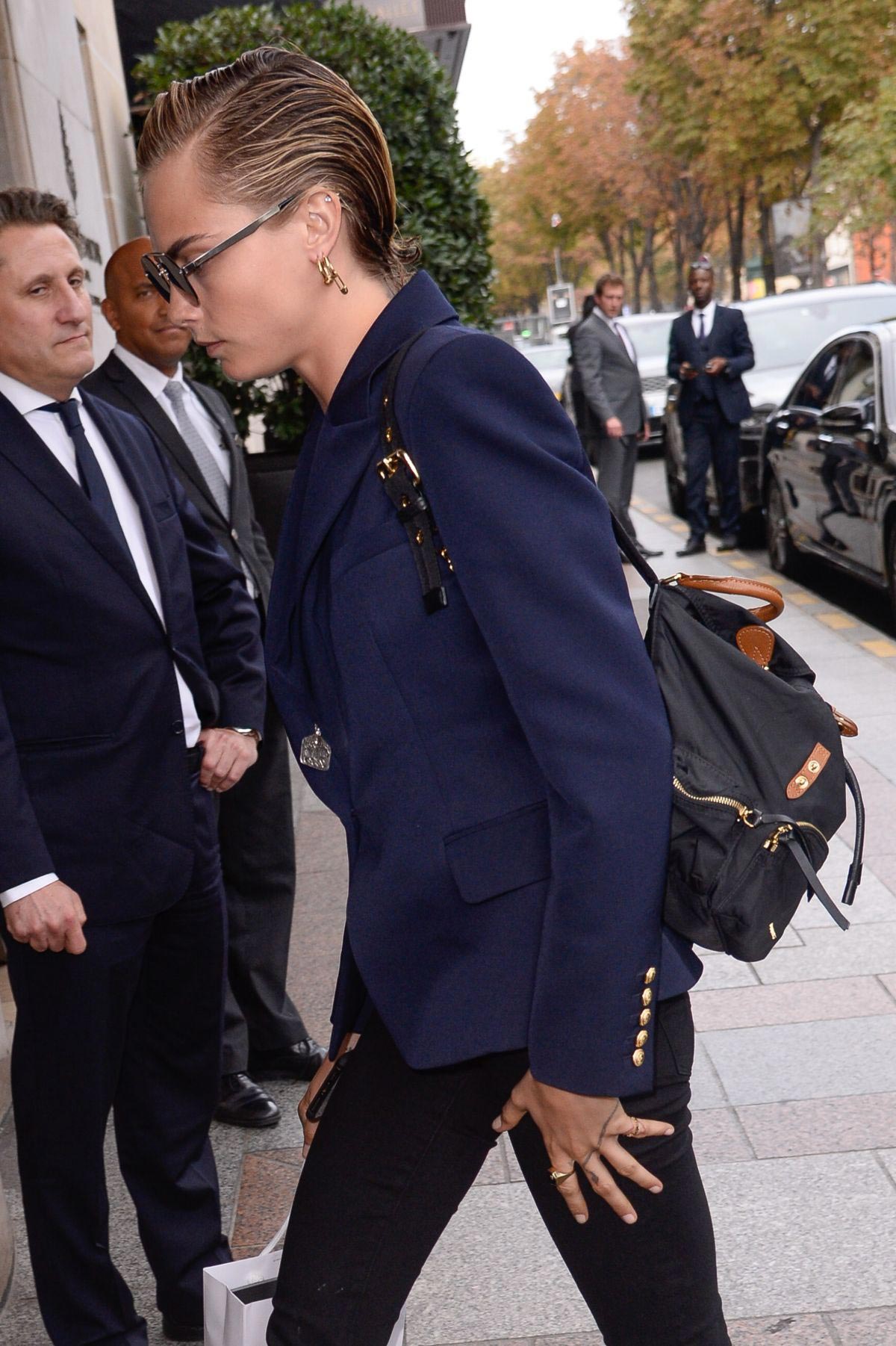 Cara Delevingne Arrives at Her Hotel in Paris 2018/09/28