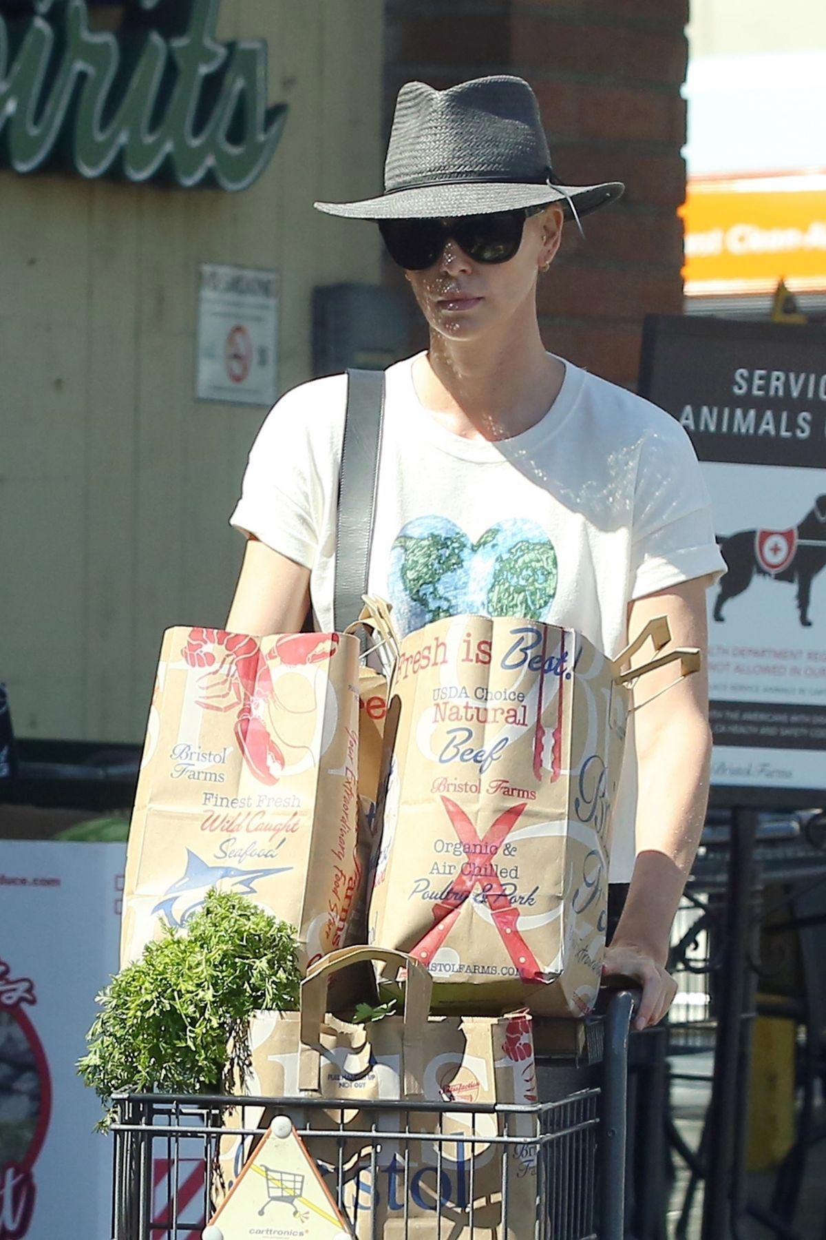 Charlize Theron Shopping at Bristol Farms in Los Angeles 2018/09/09