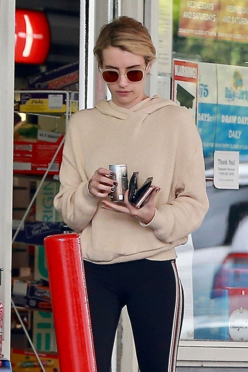 Emma Roberts a a Gas Station in Beverly Hills 2018/09/05