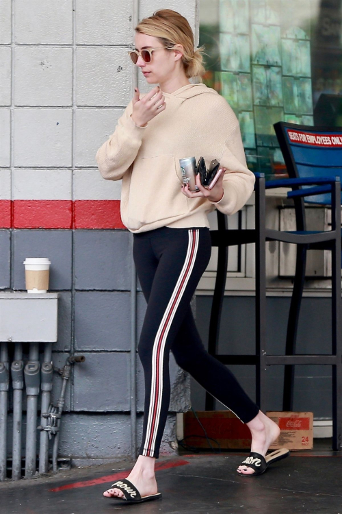 Emma Roberts a a Gas Station in Beverly Hills 2018/09/05 3