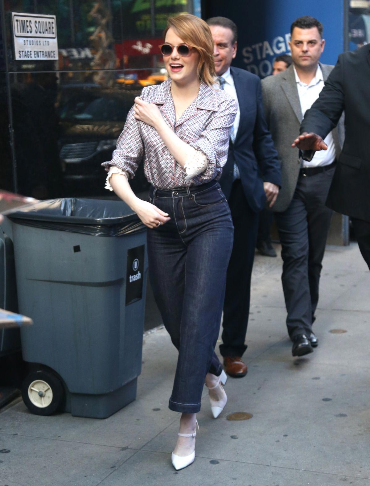 Emma Stone in Dark Denim Out in New York 2018/09/19