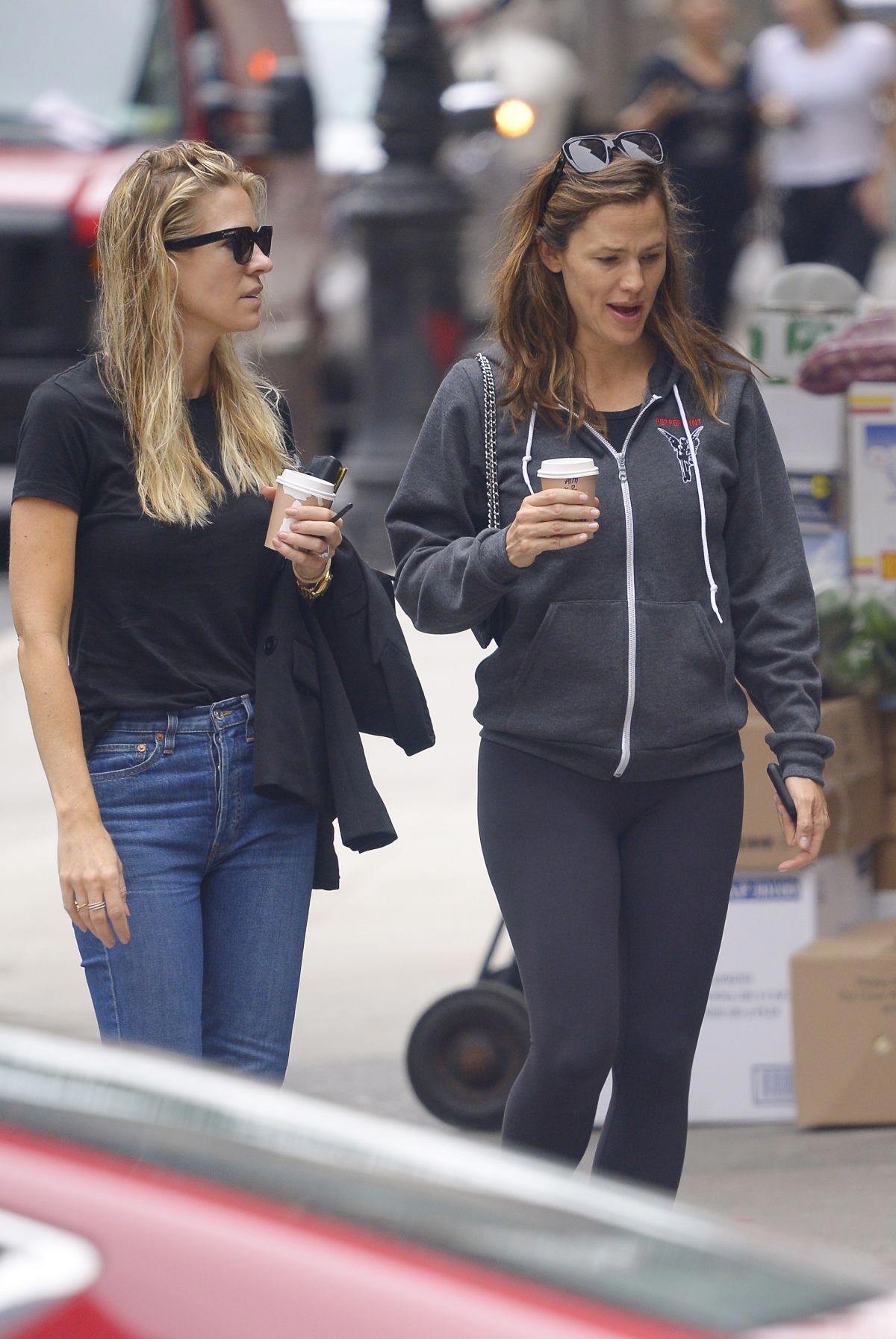 Jennifer Garner Out for a Coffee in New York 2018/09/07