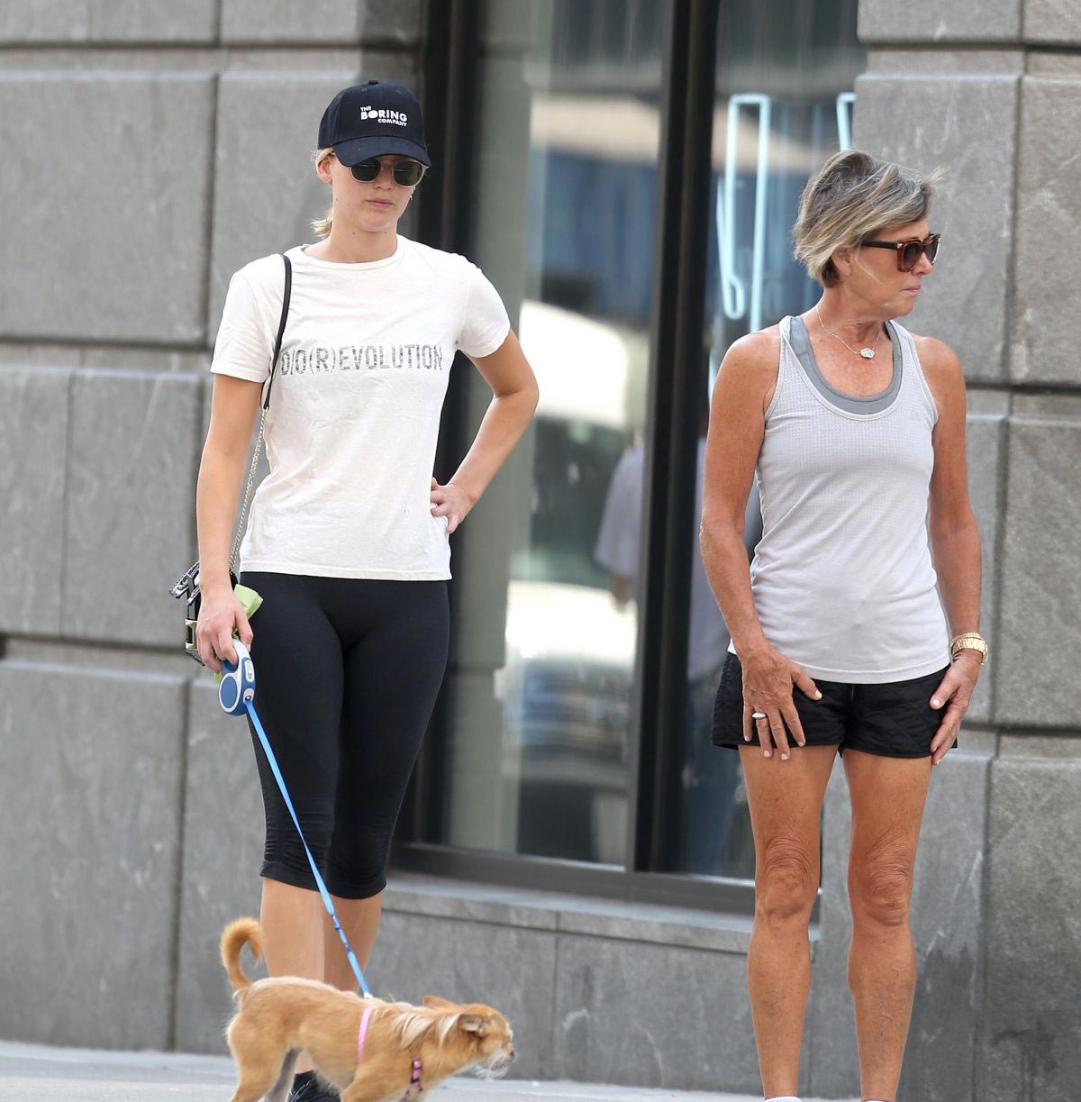 Jennifer Lawrence Out with Her Dog in New York 2018/08/29