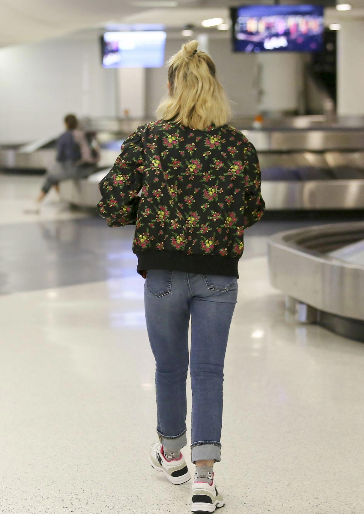 Kiernan Shipka at LAX Airport in Los Angeles 2018/09/29