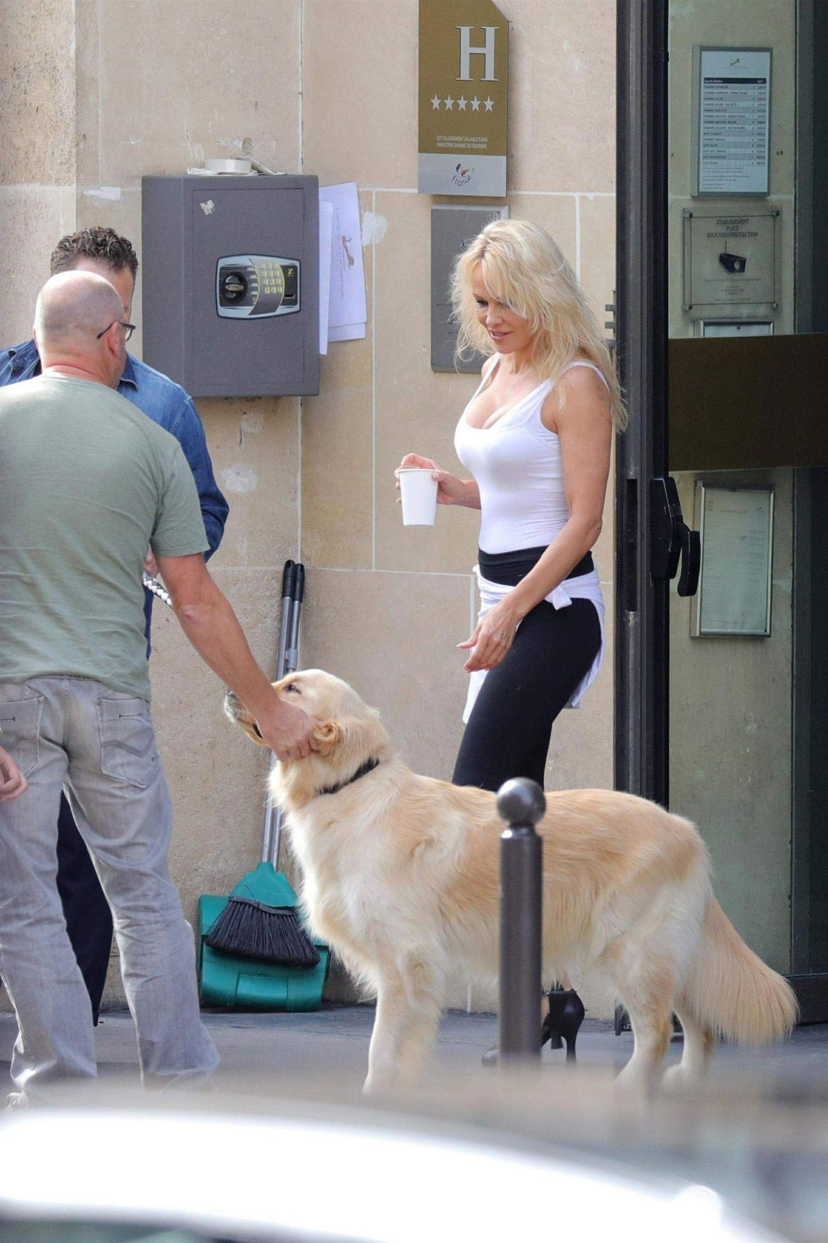 Pamela Anderson Leaves Her Hotel in Paris 2018/09/14