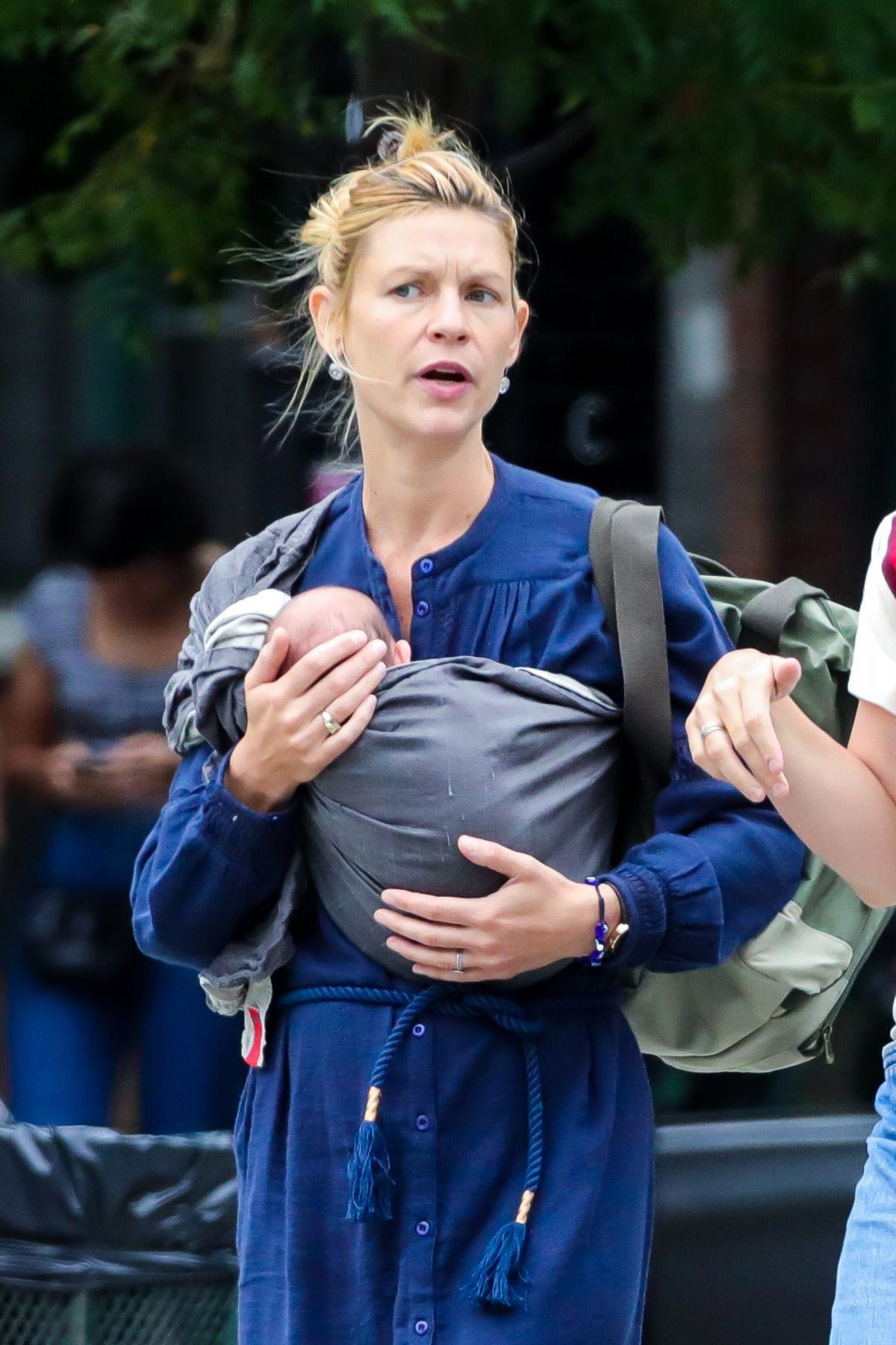 Pregnant Claire Danes Out and About in New York 2018/09/07