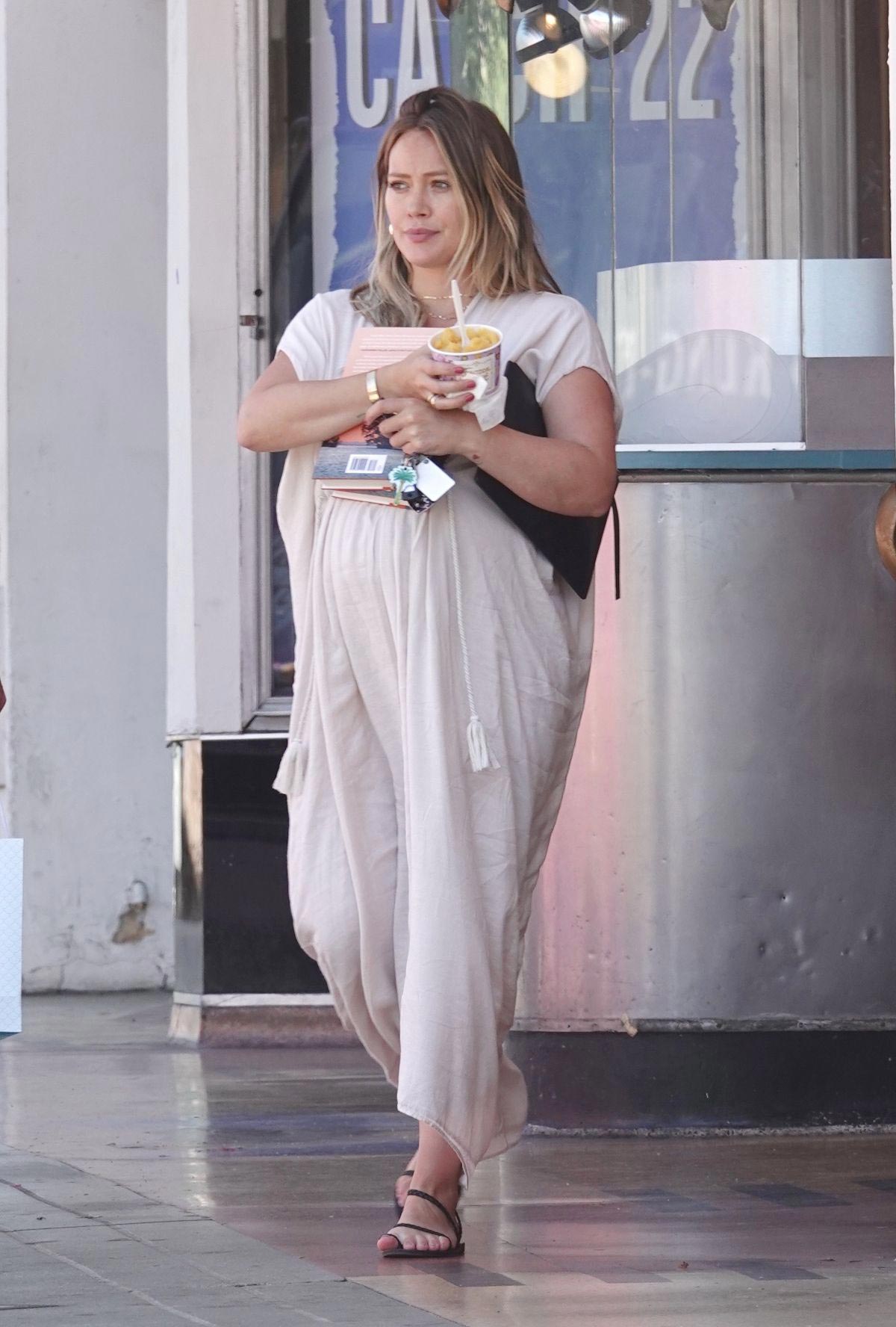 Pregnant Hilary Duff Out for Frozen Fruit Cup in Los Angeles 2018/09/10