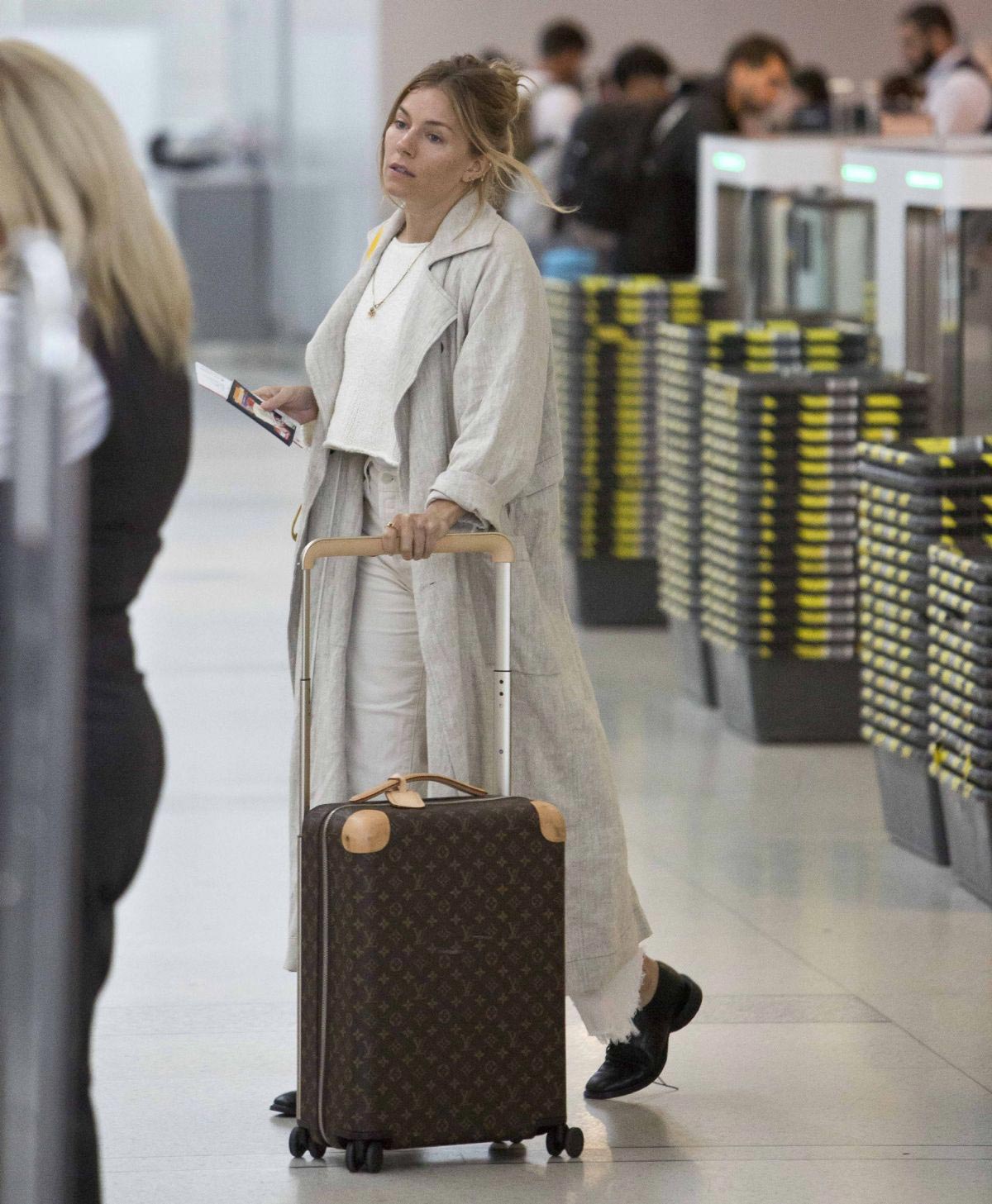 Sienna Miller at Airport in Toronto 2018/09/10