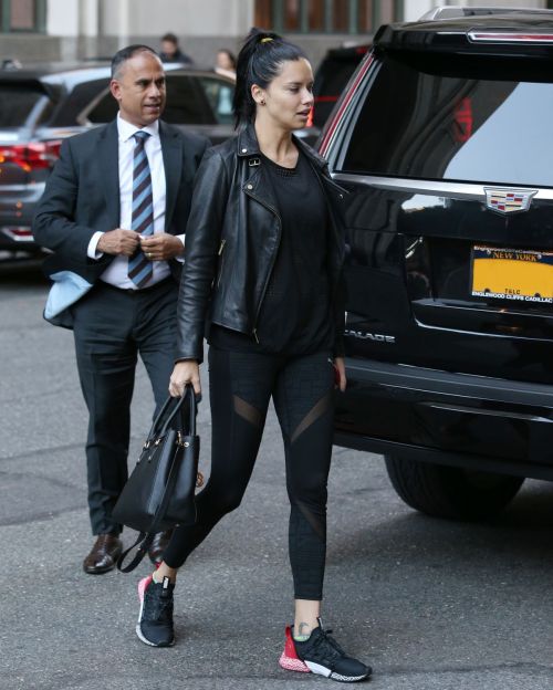 Adriana Lima Arrives at Her Hotel in New York 2018/10/12 5