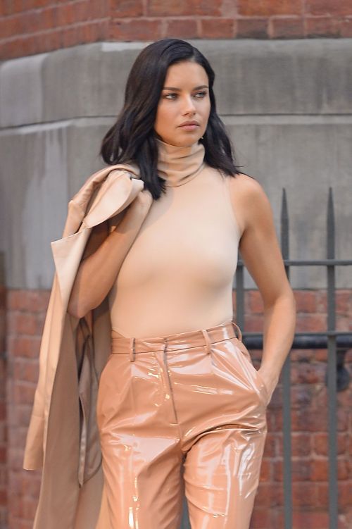 Adriana Lima on the Set of Photoshoot in New York 2018/10/04 1