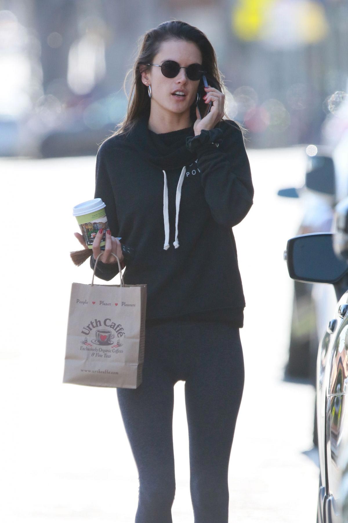 Alessandra Ambrosio Heading to a Yoga Class in Santa Monica 2018/10/15