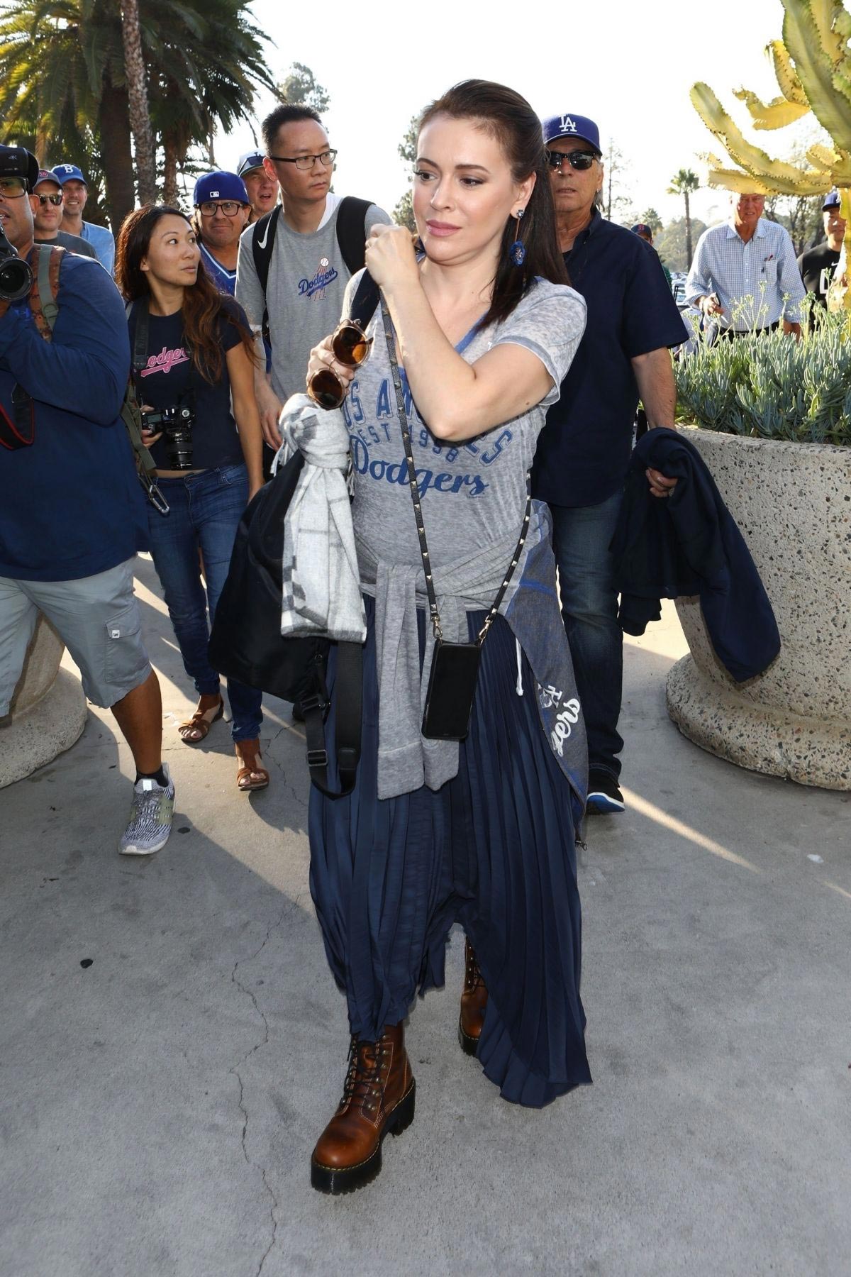 Alyssa Milano Arrives at Dodger Stadium in Los Angeles 2018/10/26