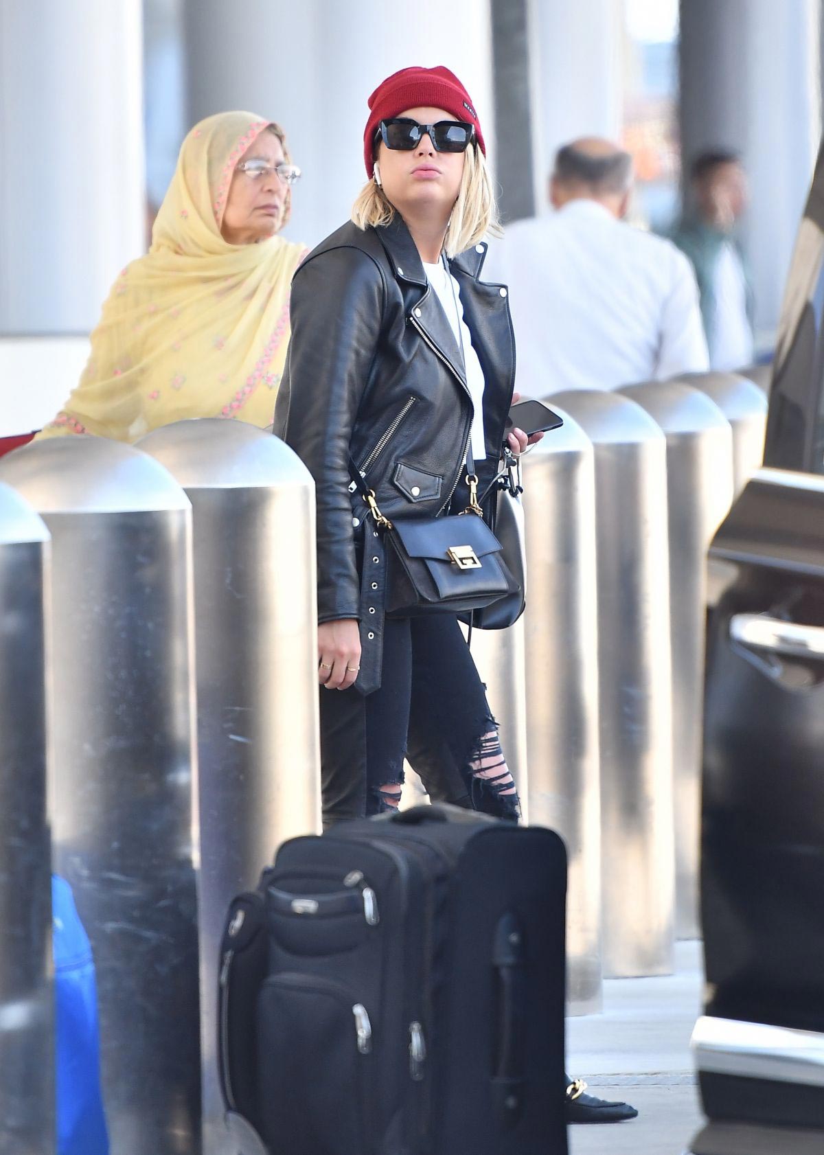 Ashley Benson at LAX Airport in Los Angeles 2018/10/05