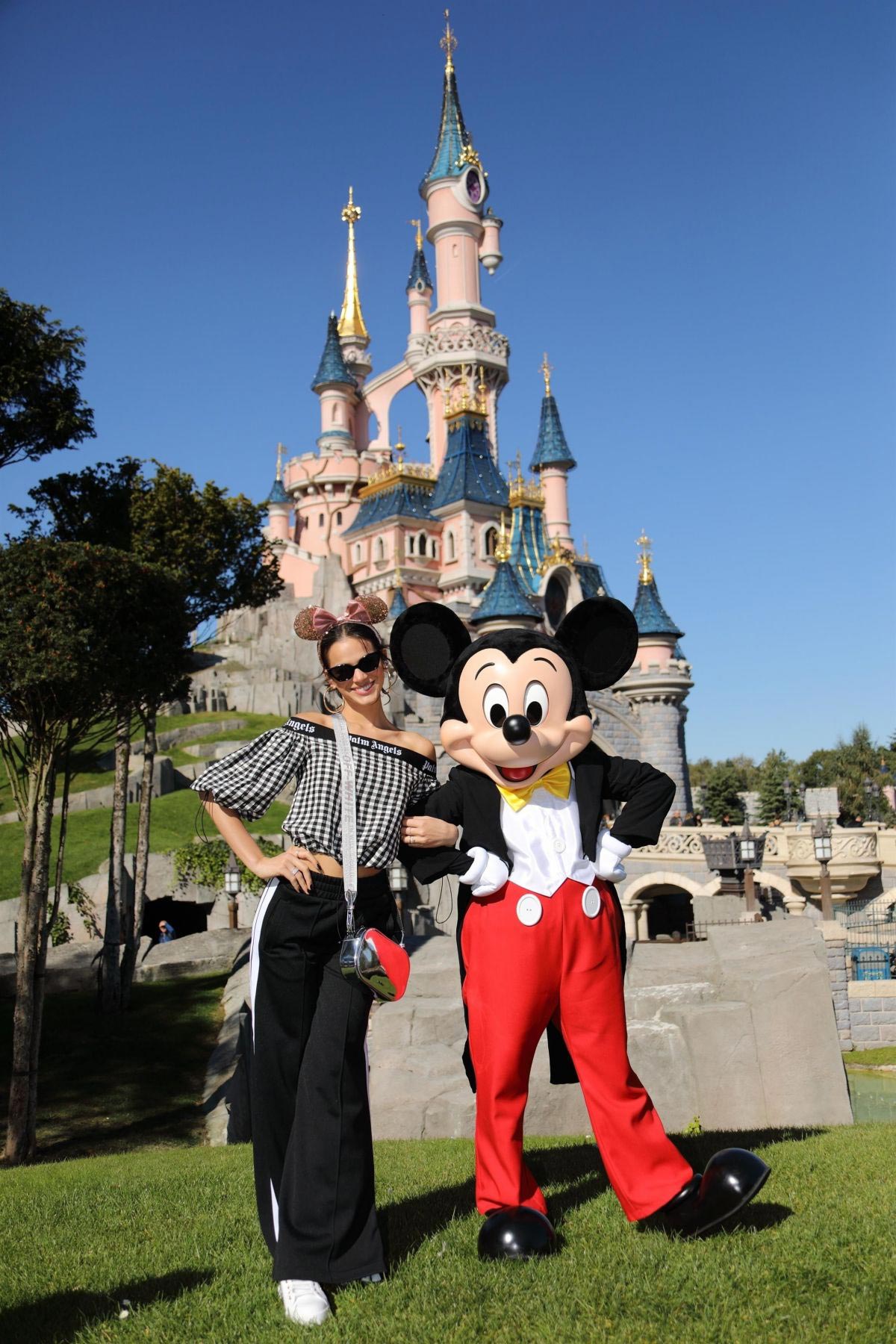 Bruna Marquezine and Neymar at Disneyland in Paris 2018/09/30