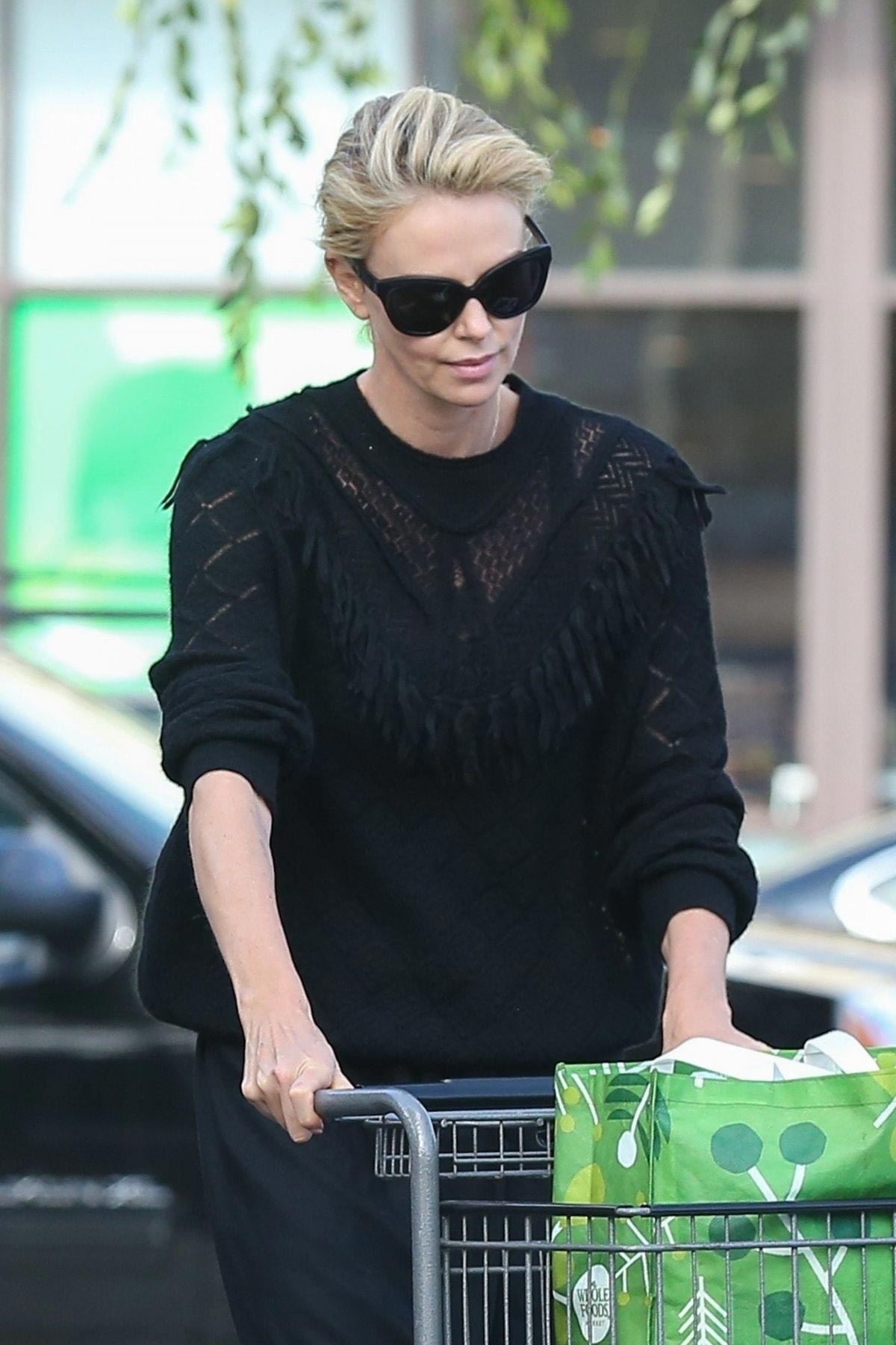 Charlize Theron at Grocery Store in Los Angeles 2018/09/29