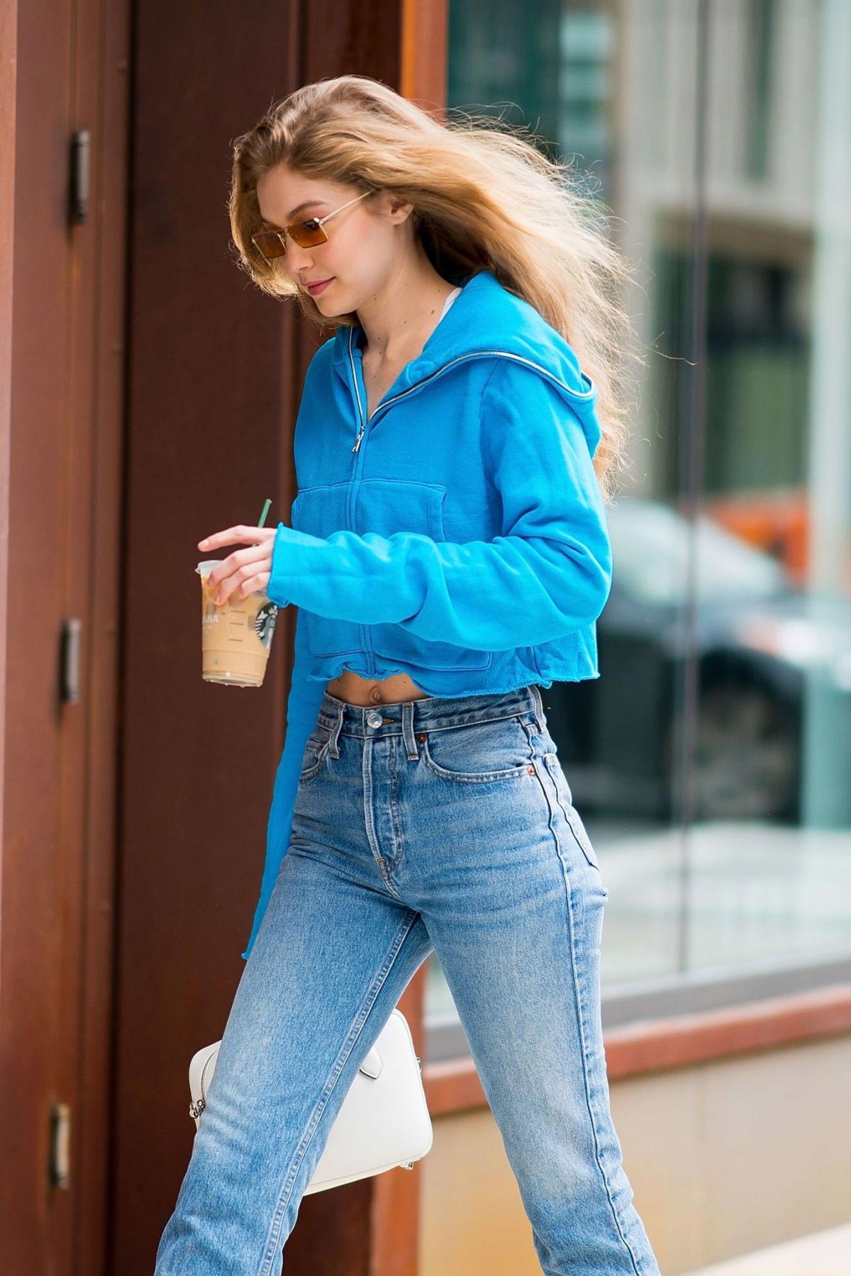 Gigi Hadid Out for Iced Coffee in New York 2018/10/05