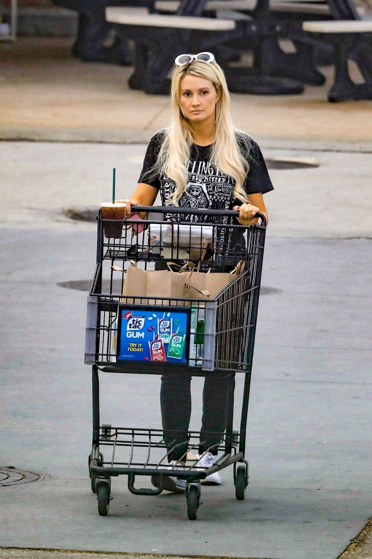 Holly Madison Out Shopping in Malibu 2018/10/26