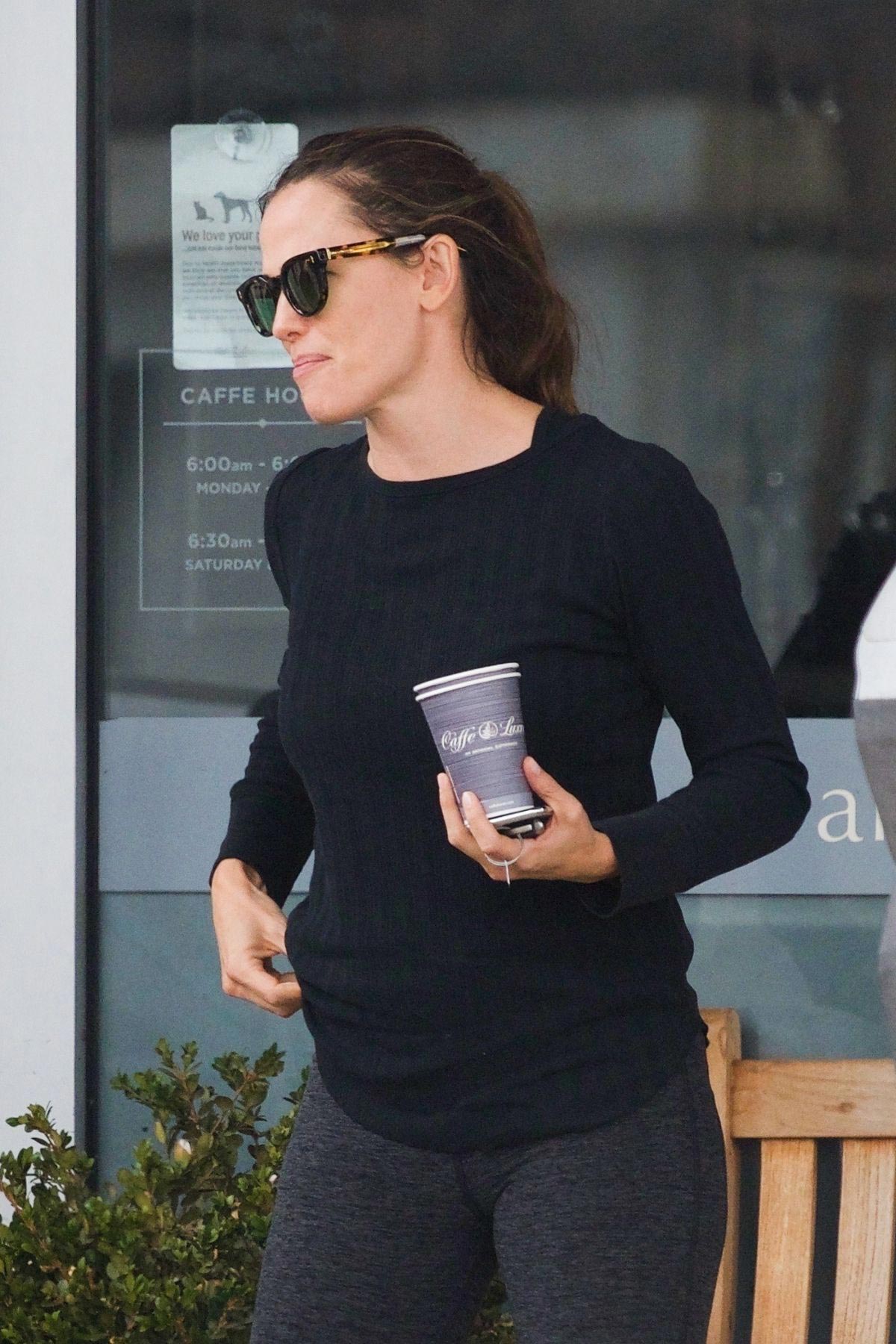 Jennifer Garner Out for Coffee in Brentwood 2018/10/27